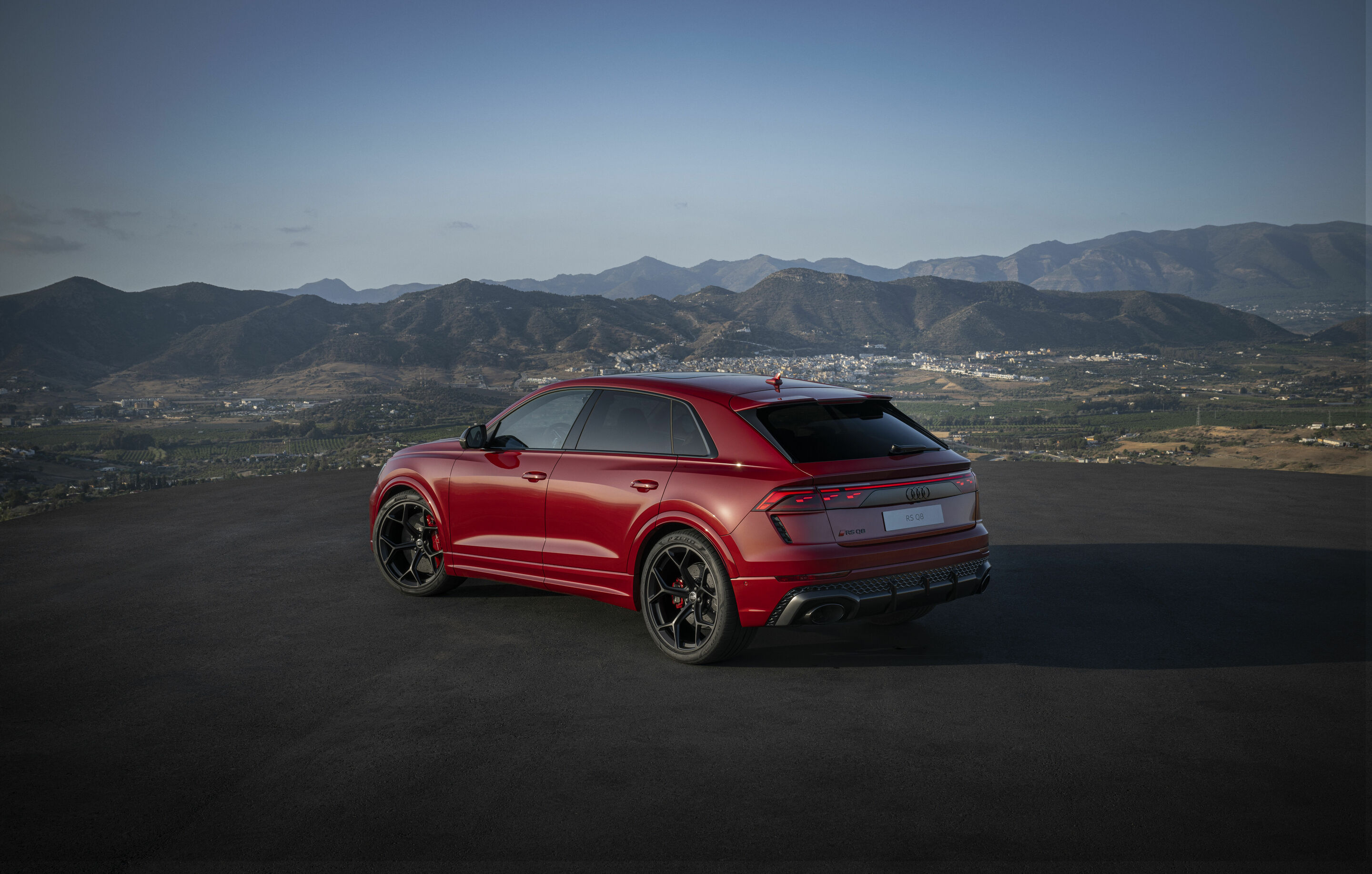 Audi RS Q8 performance - Standaufnahme,
Farbe: Chilirot Metallic