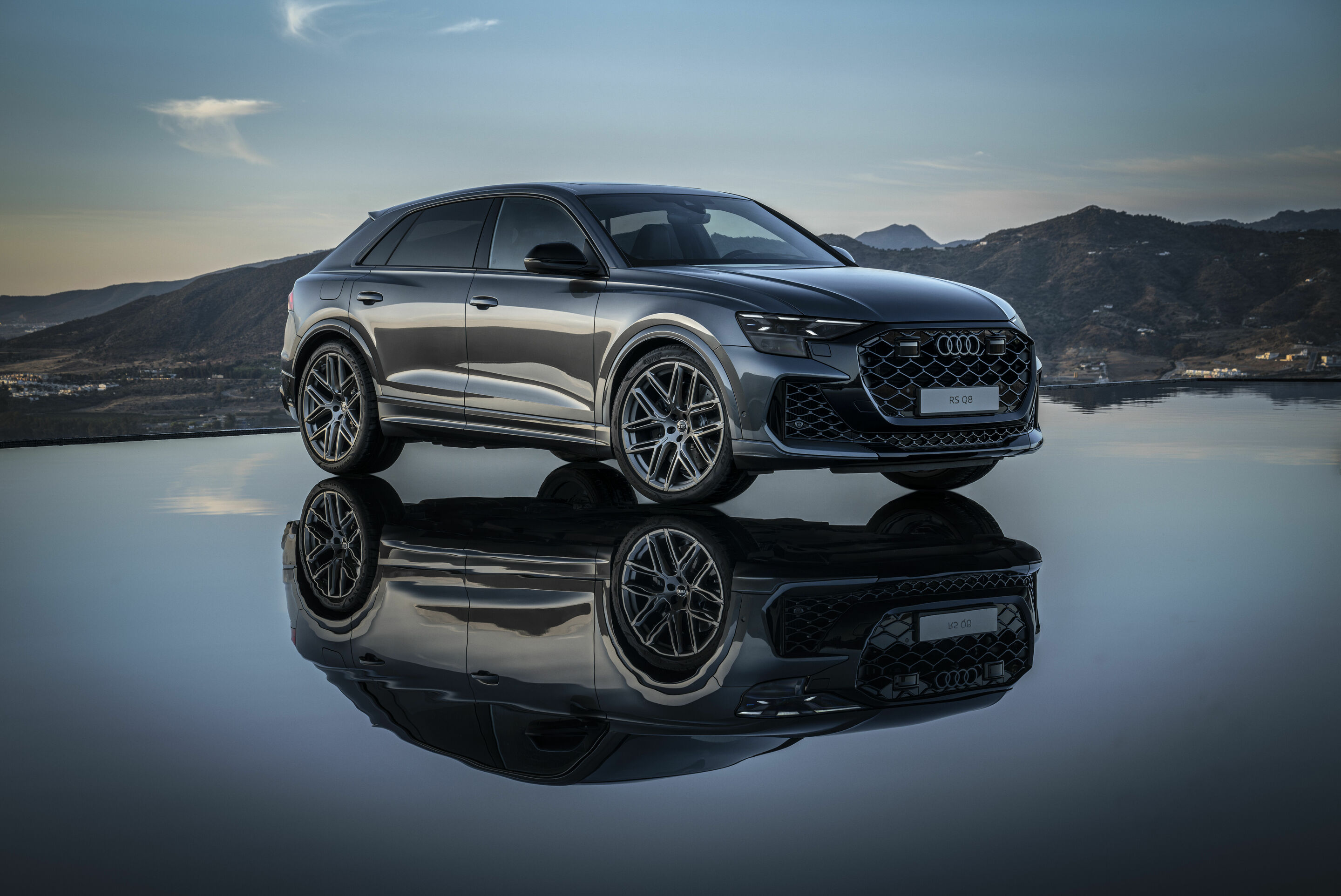 Audi RS Q8 - Standaufnahme,
Farbe: Daytonagrau Perleffekt