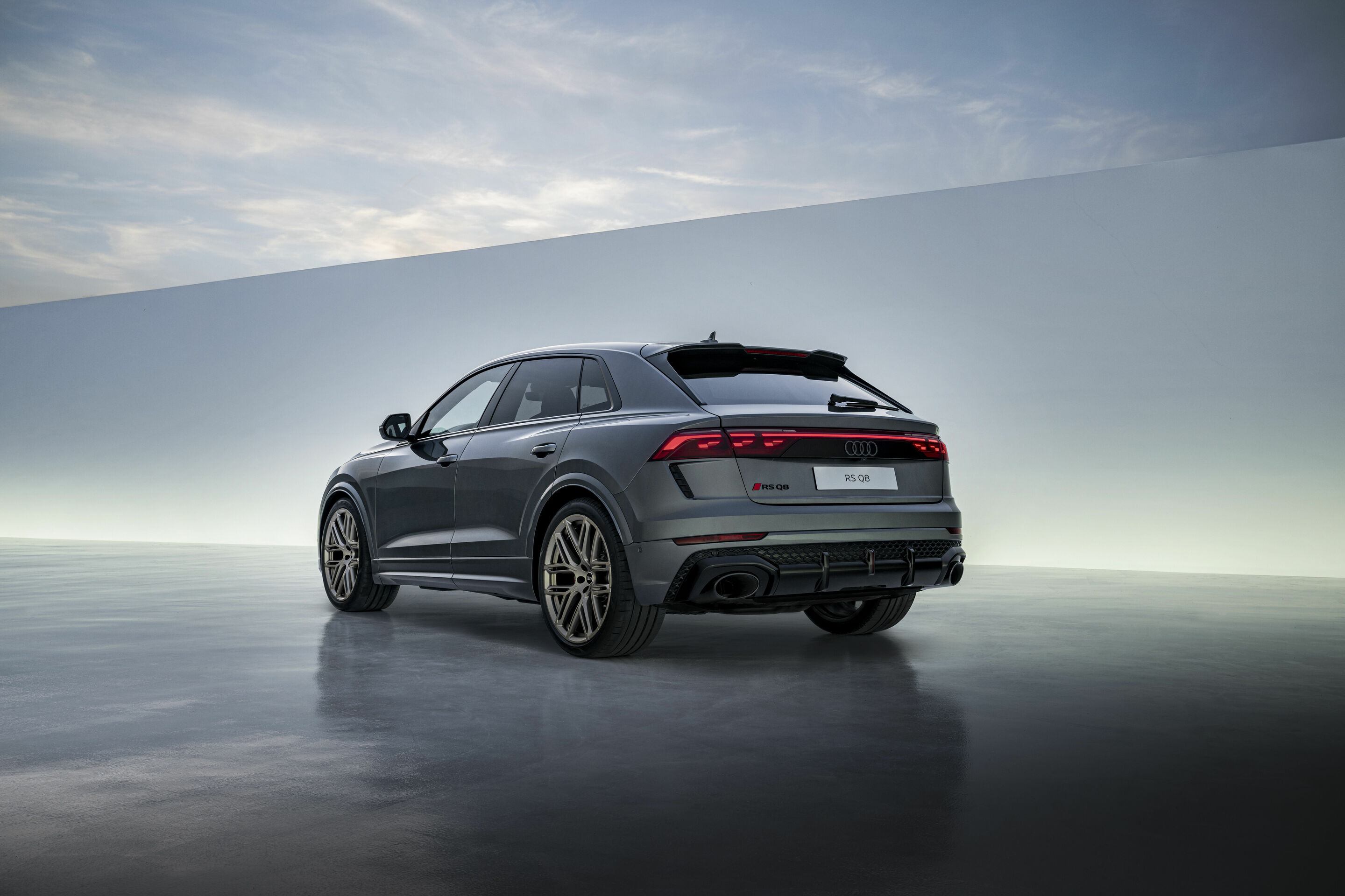 Audi RS Q8 - Standaufnahme,
Farbe: Daytonagrau Perleffekt