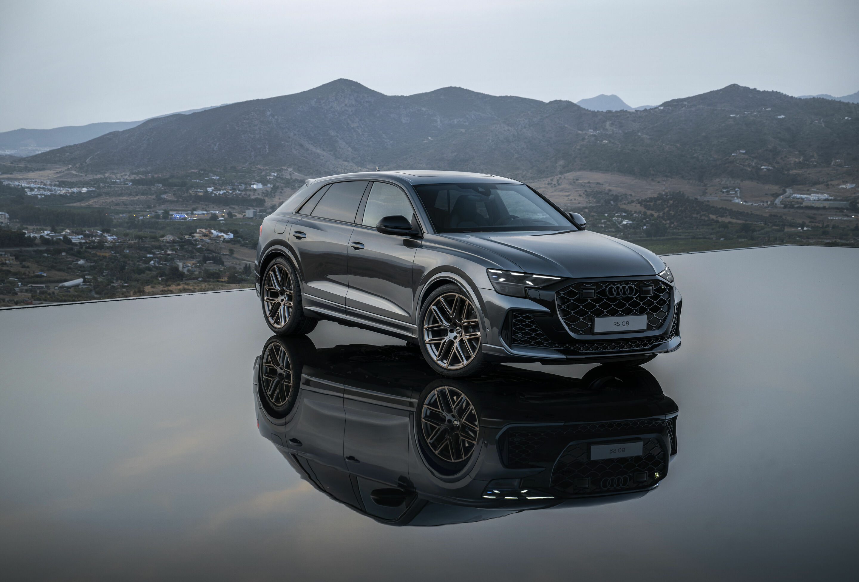 Audi RS Q8 - Standaufnahme,
Farbe: Daytonagrau Perleffekt