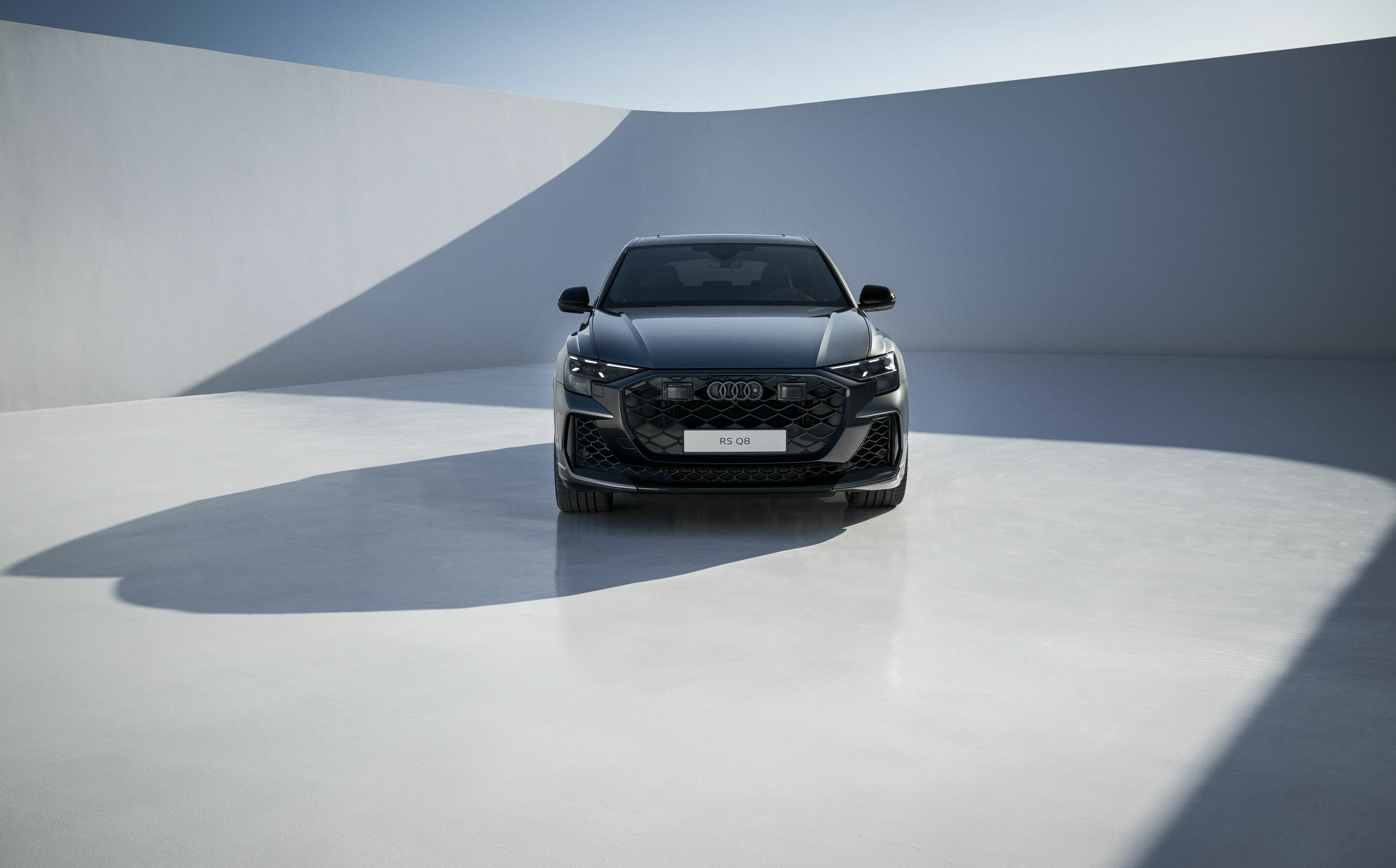 Audi RS Q8 - Standaufnahme,
Farbe: Daytonagrau Perleffekt