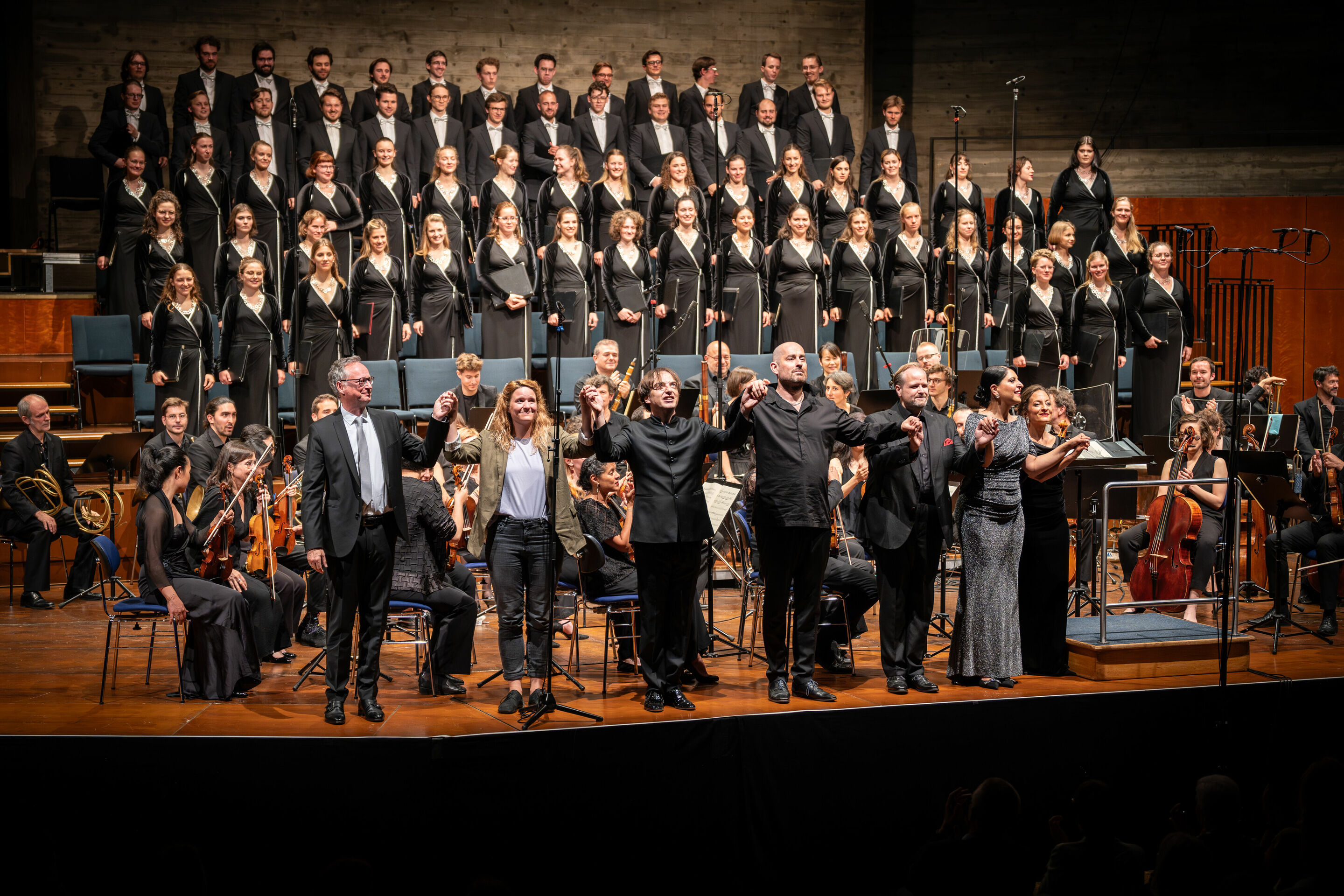 Audi Sommerkonzerte 2024 - Eröffnungskonzert mit der Audi Jugendchorakademie und Le Cercle de l’Harmonie. Vorne von links nach rechts: Martin Steidler, Sonja Lachenmayr, Jérémie Rhorer, Johannes Weisser, Benjamin Bruns, Varduhi Abrahamyan und Christiane...