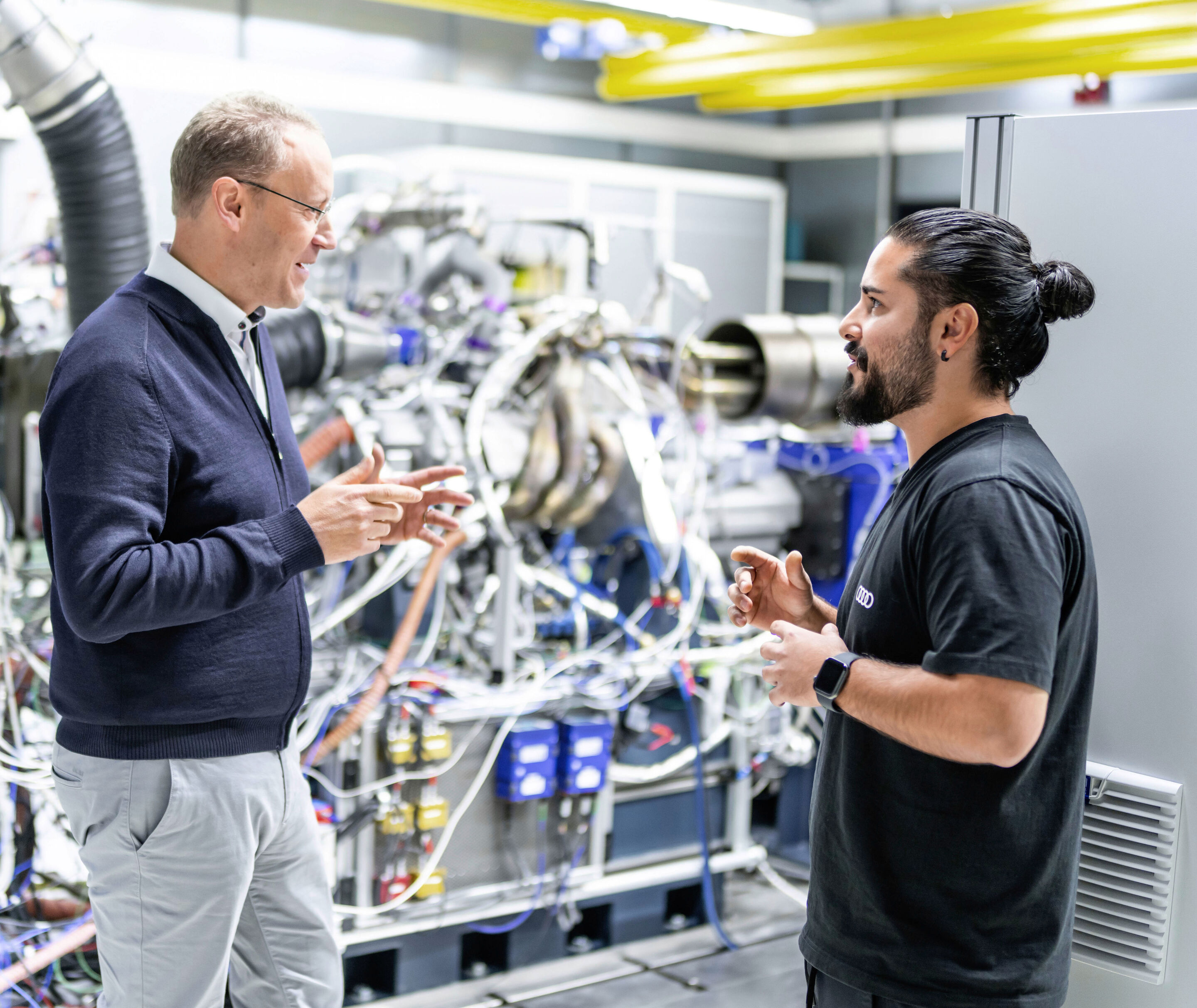 Entwicklung der Audi Power Unit - Stefan Dreyer (links) im Gespräch am Prüfstand