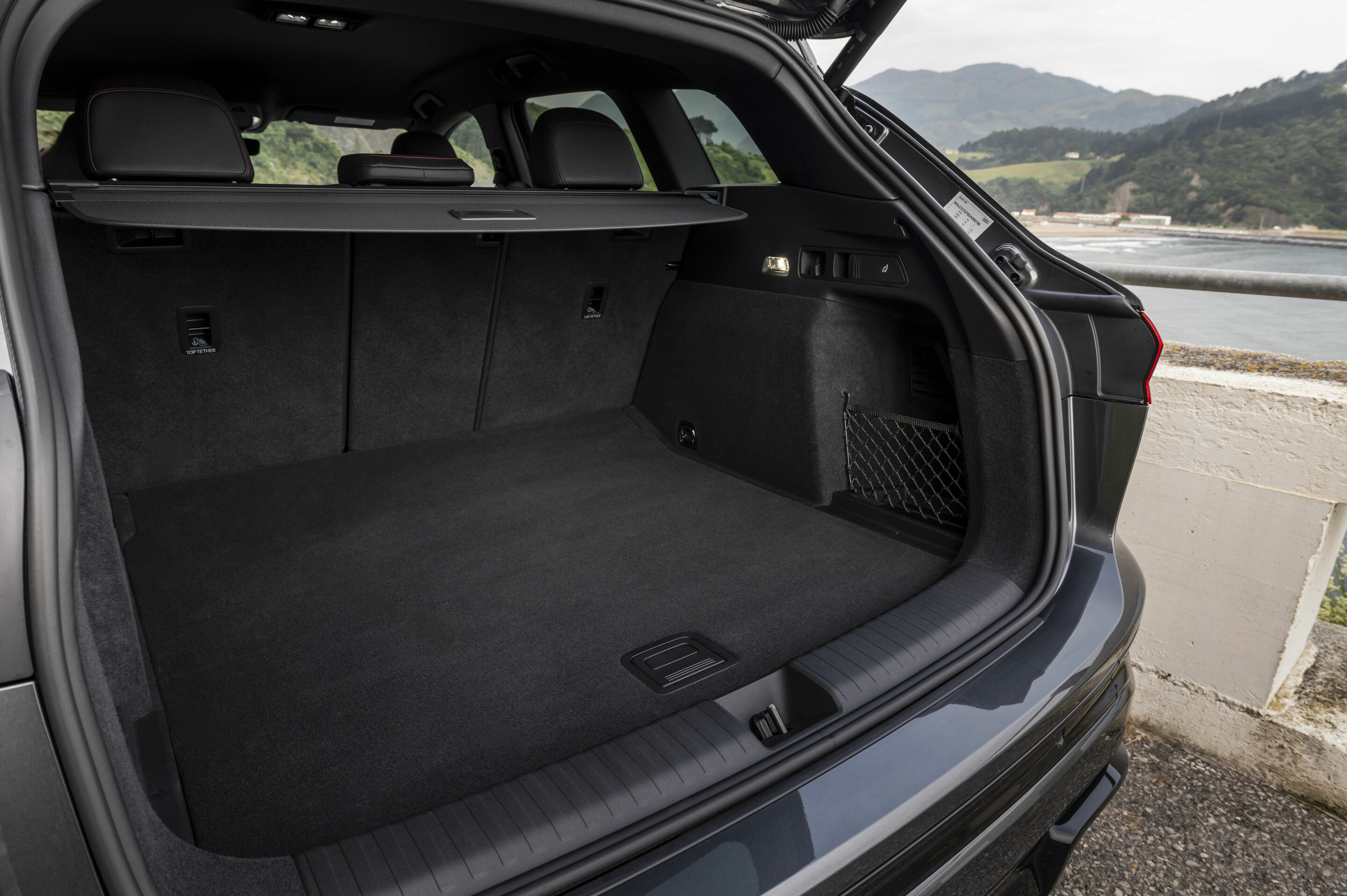 Audi SQ6 e-tron - Gepäckraum,
Farbe: Daytonagrau Perleffekt