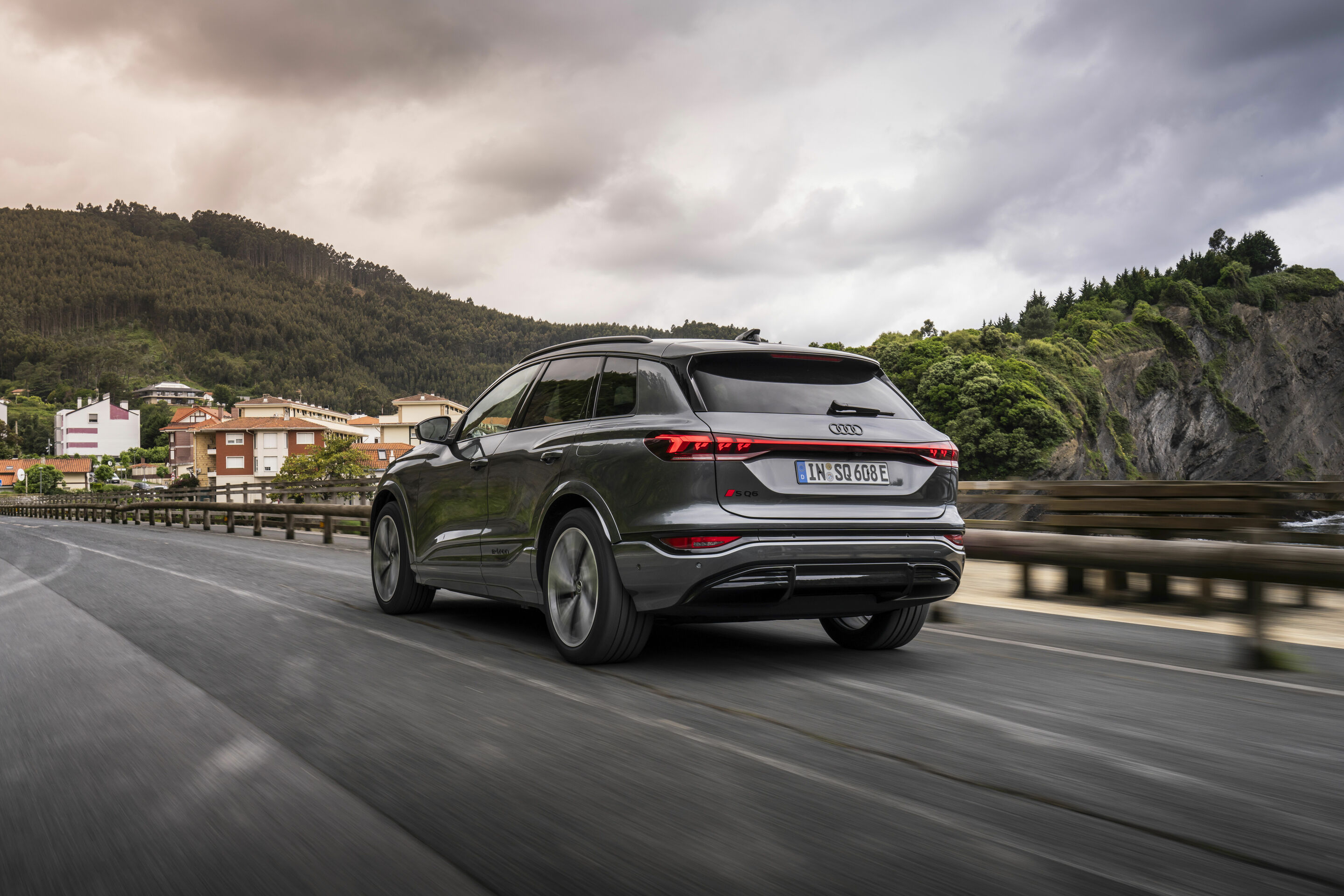 Audi SQ6 e-tron - Fahraufnahme,
Farbe: Daytonagrau Perleffekt