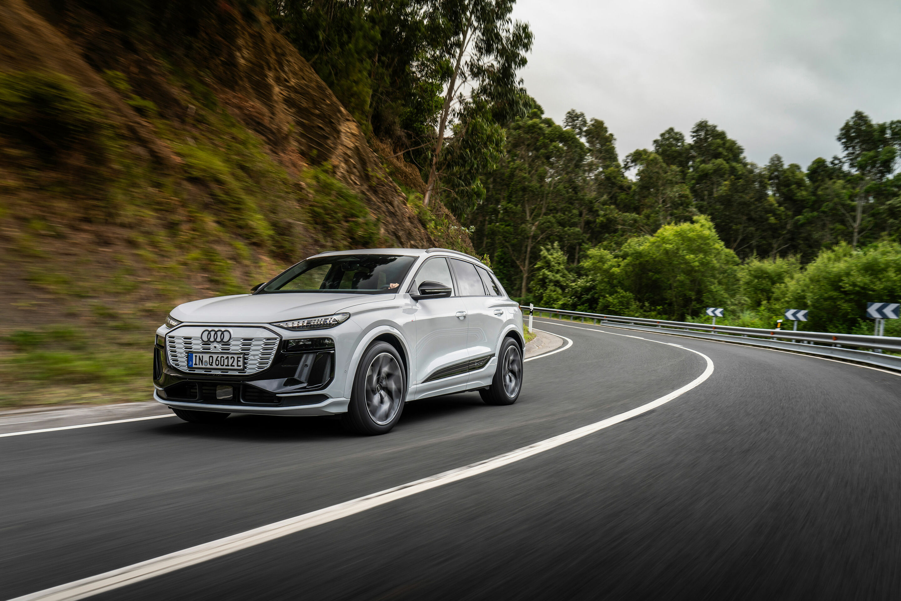Audi Q6 e-tron quattro - Fahraufnahme,
Farbe: Gletscherweiß