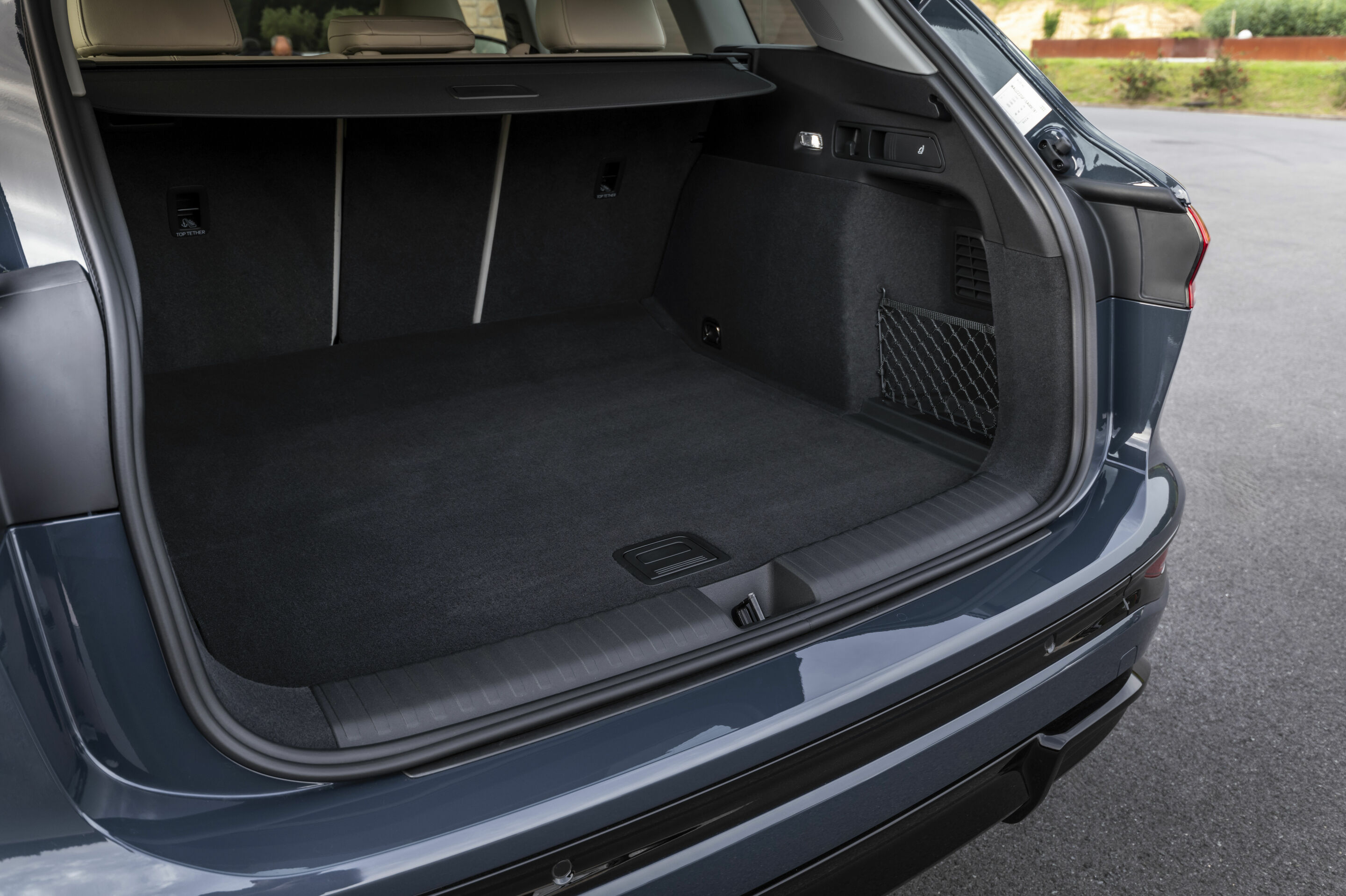 Audi Q6 e-tron quattro - Gepäckraum,
Farbe: Plasmablau Metallic