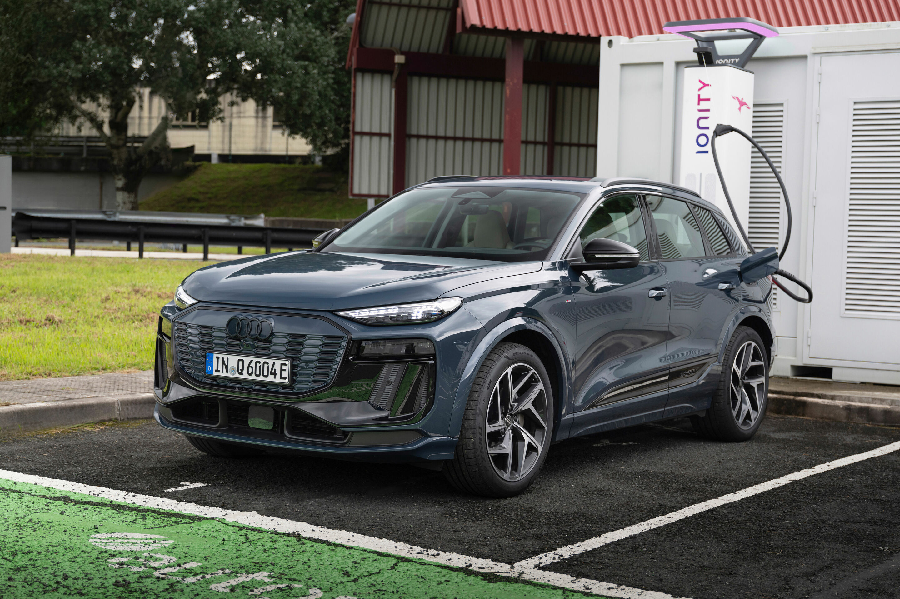 Audi Q6 e-tron quattro - Standaufnahme,
Farbe: Plasmablau Metallic