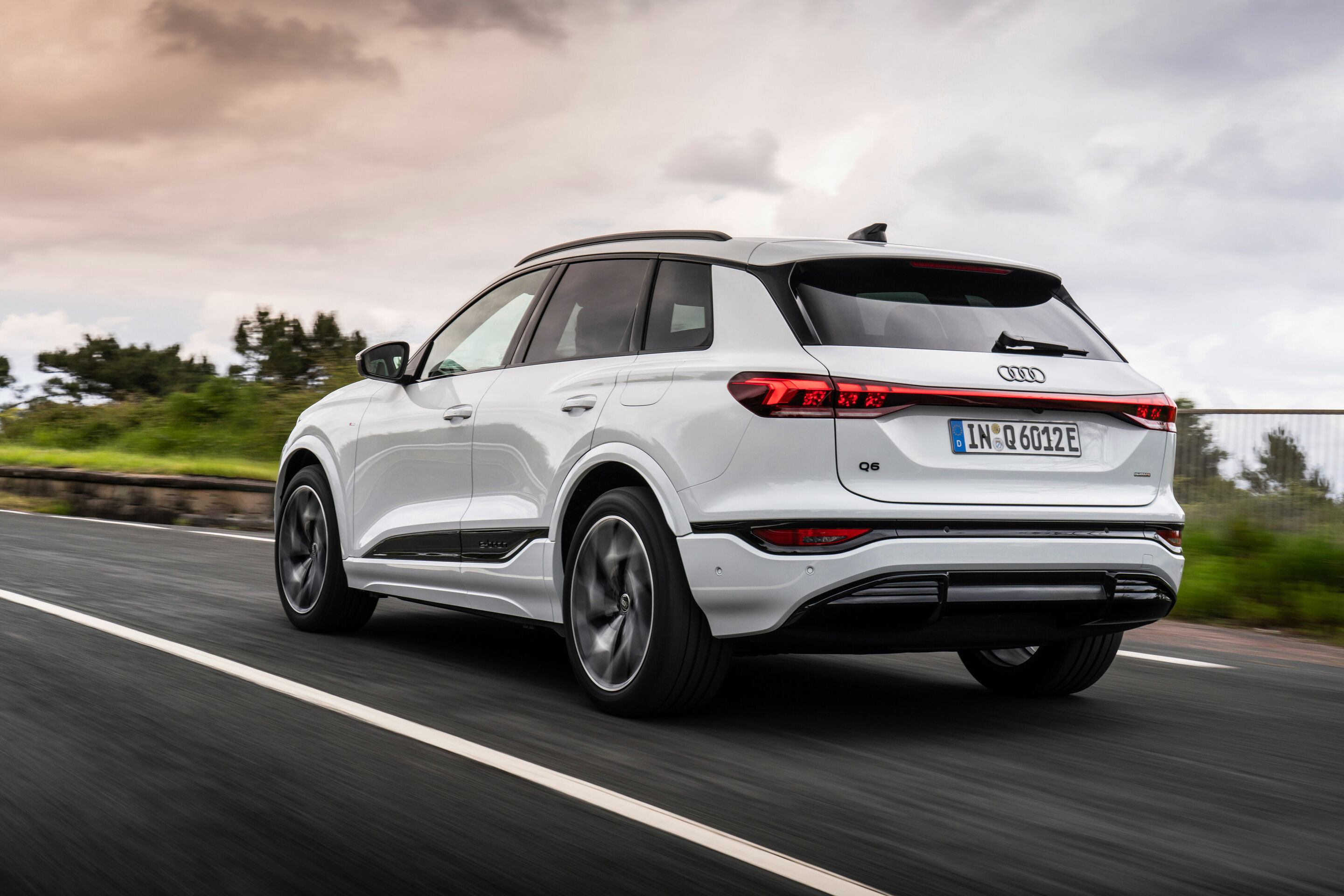 Audi Q6 e-tron quattro - Fahraufnahme,
Farbe: Gletscherweiß