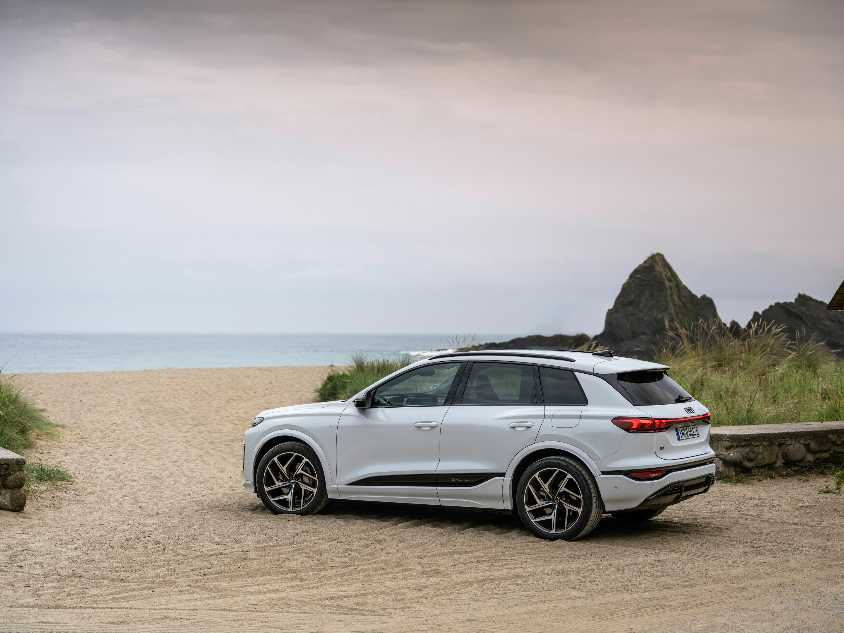 Audi Q6 e-tron quattro - Standaufnahme,
Farbe: Gletscherweiß
