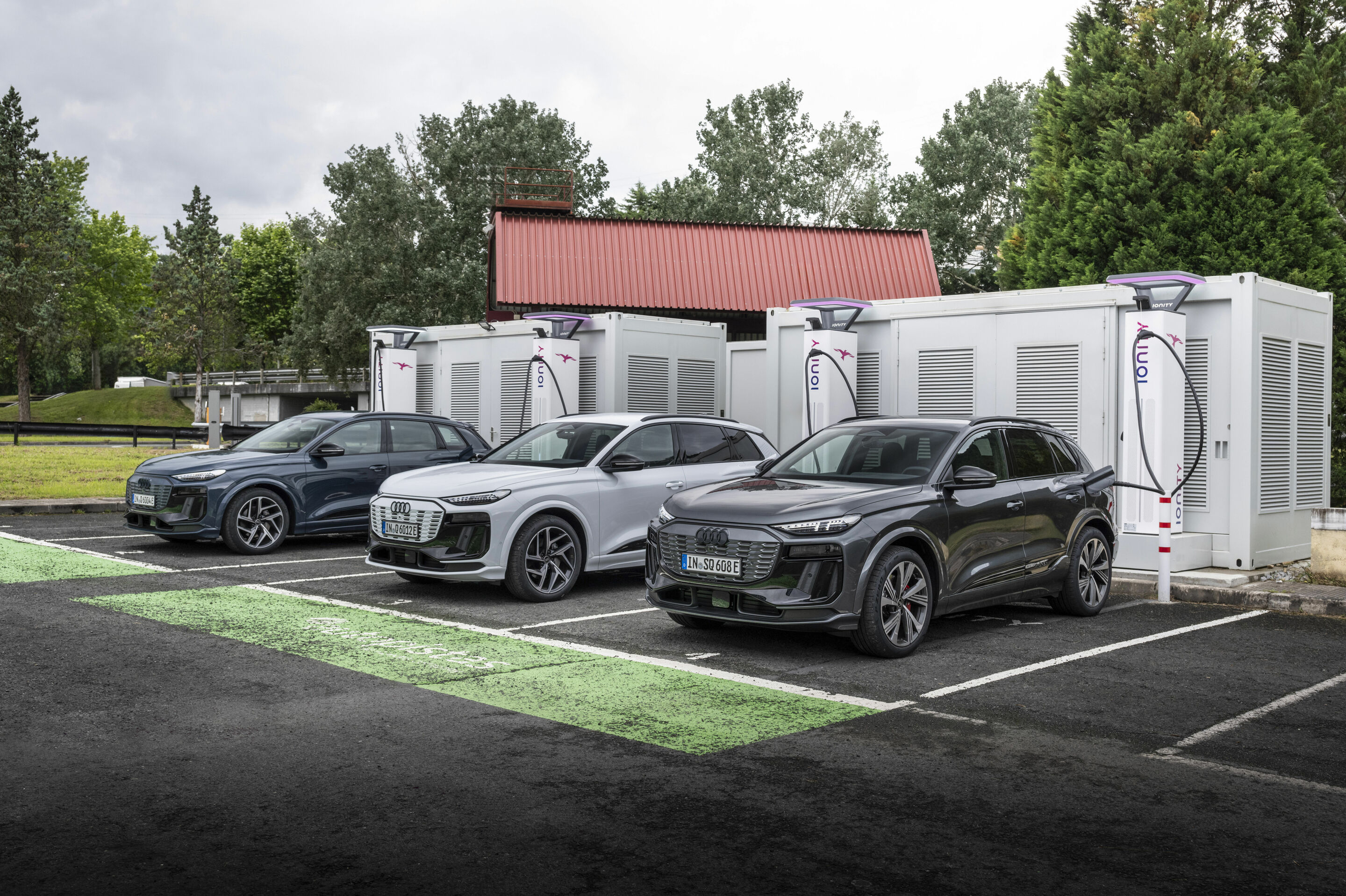 Audi Q6 e-tron quattro / Audi SQ6 e-tron - Standaufnahme,
Farbe: Plasmablau Metallic, Gletscherweiß,  Daytonagrau Perleffekt