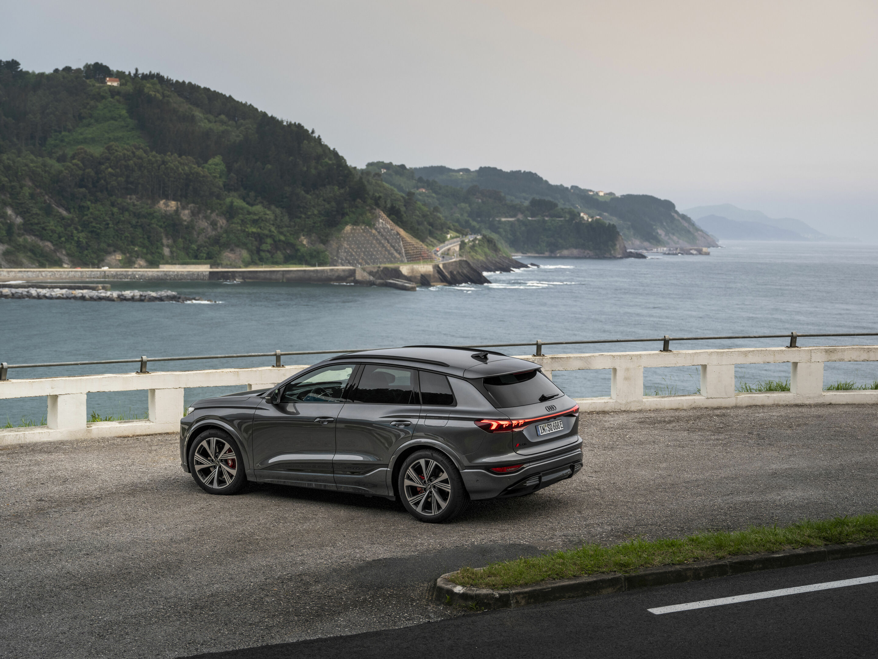Audi SQ6 e-tron - Standaufnahme,
Farbe: Daytonagrau Perleffekt