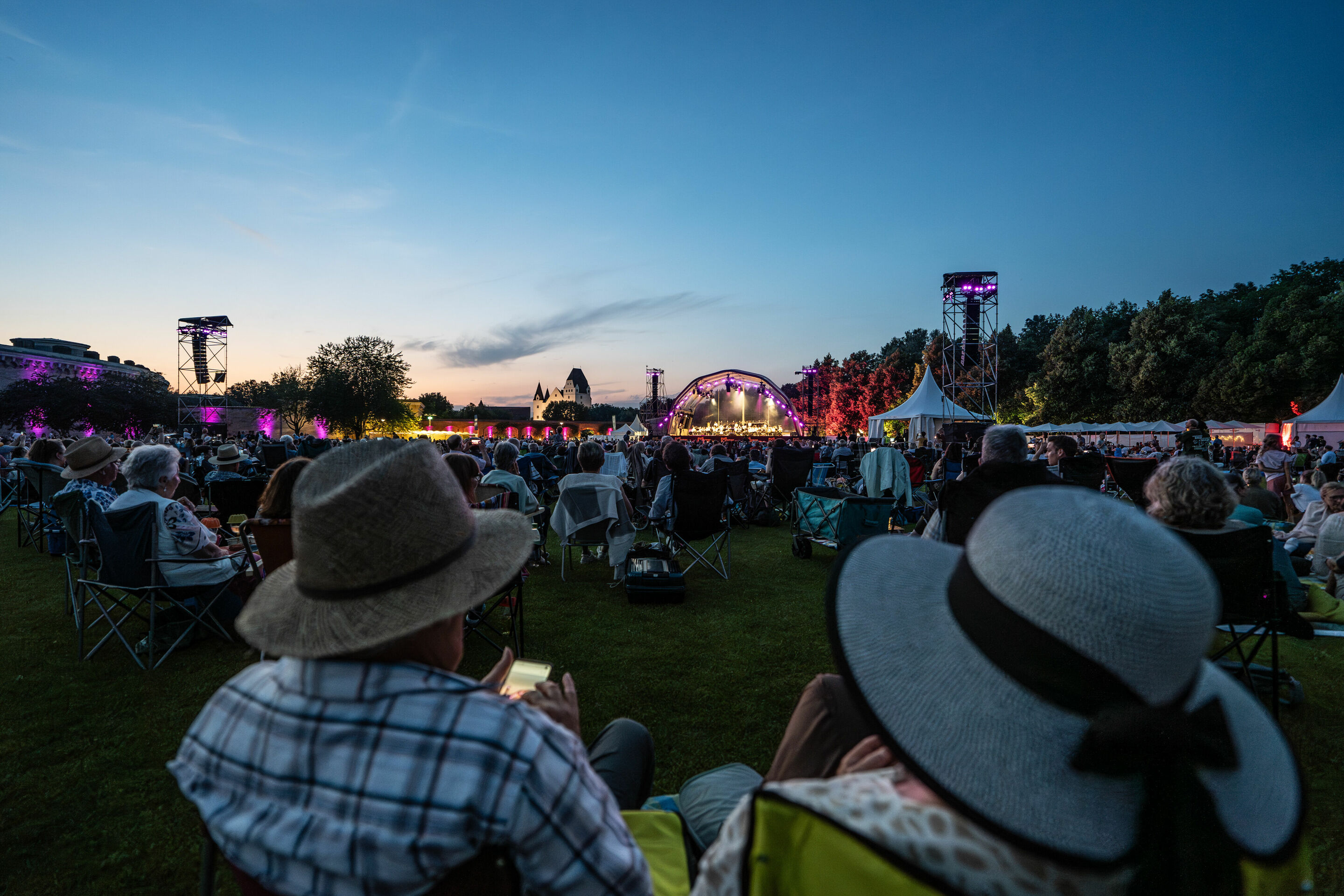 Audi Sommerkonzerte 2024 - Französischer Abend beim Audi Klassik Open Air im Klenzepark: Blick über das Festivalgelände