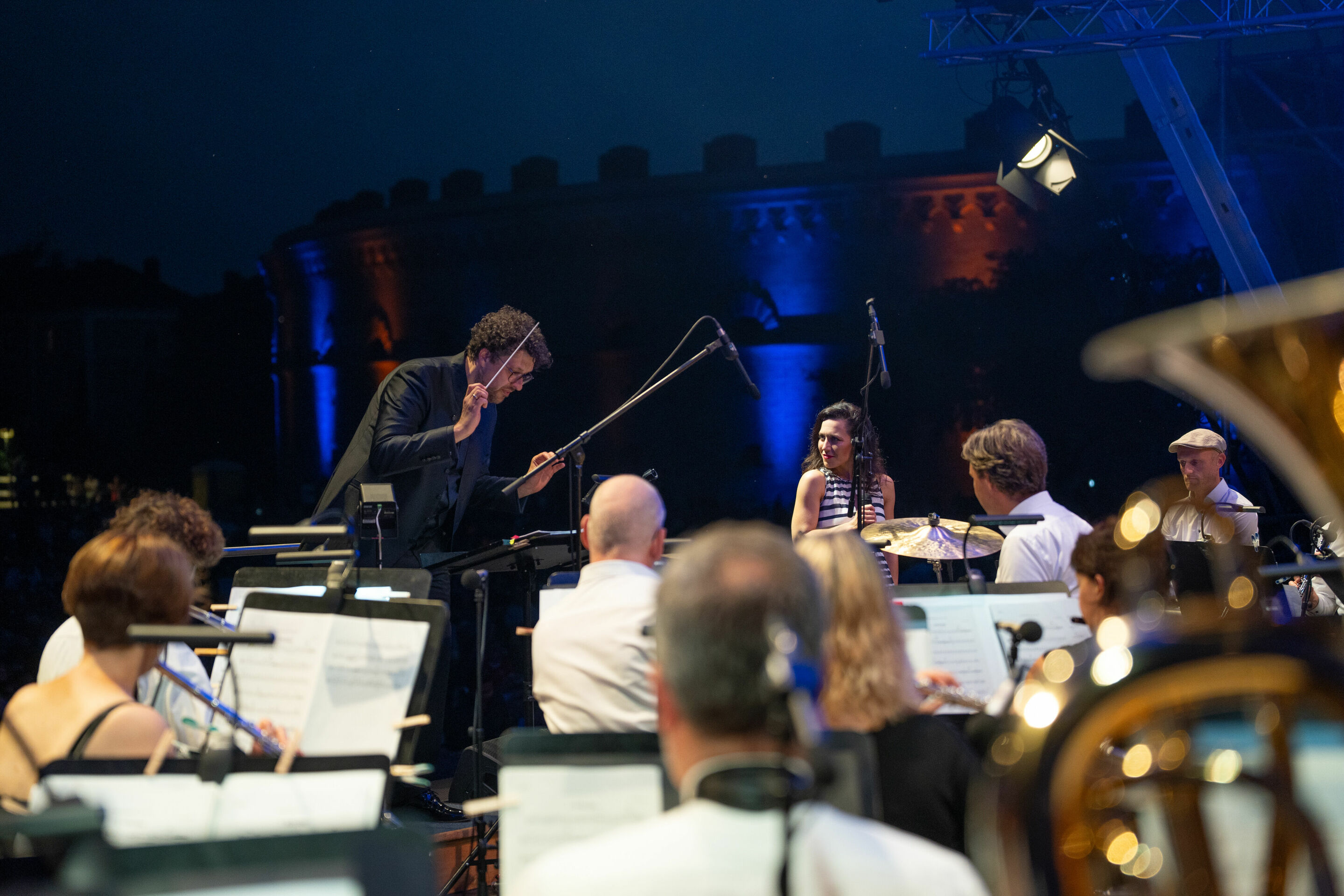 Audi Sommerkonzerte 2024 - Französischer Abend beim Audi Klassik Open Air im Klenzepark: Pietro Sarno dirigiert die Audi Bläserphilharmonie
