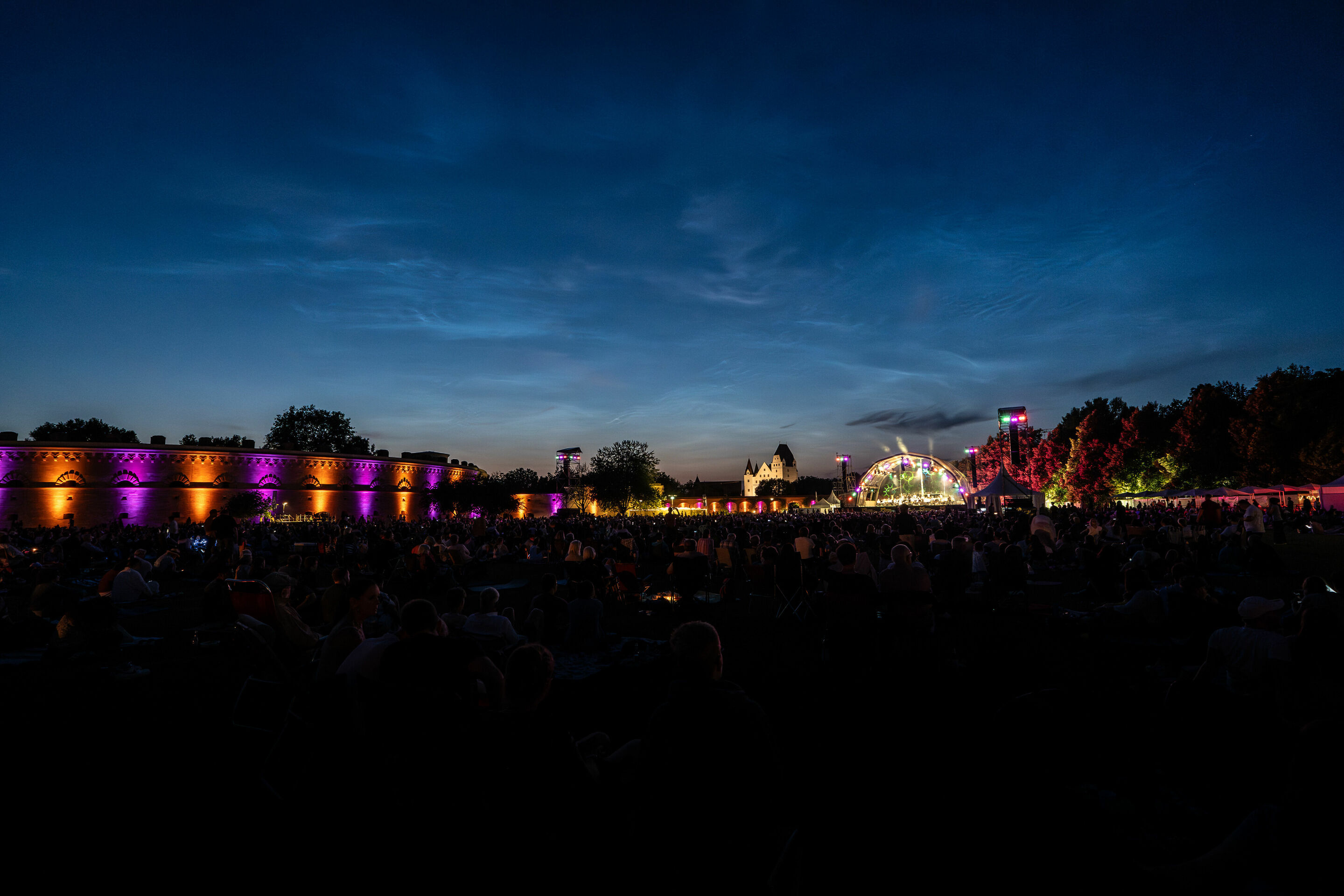 Audi Sommerkonzerte 2024 - Französischer Abend beim Audi Klassik Open Air im Klenzepark: Blick über das Festivalgelände
