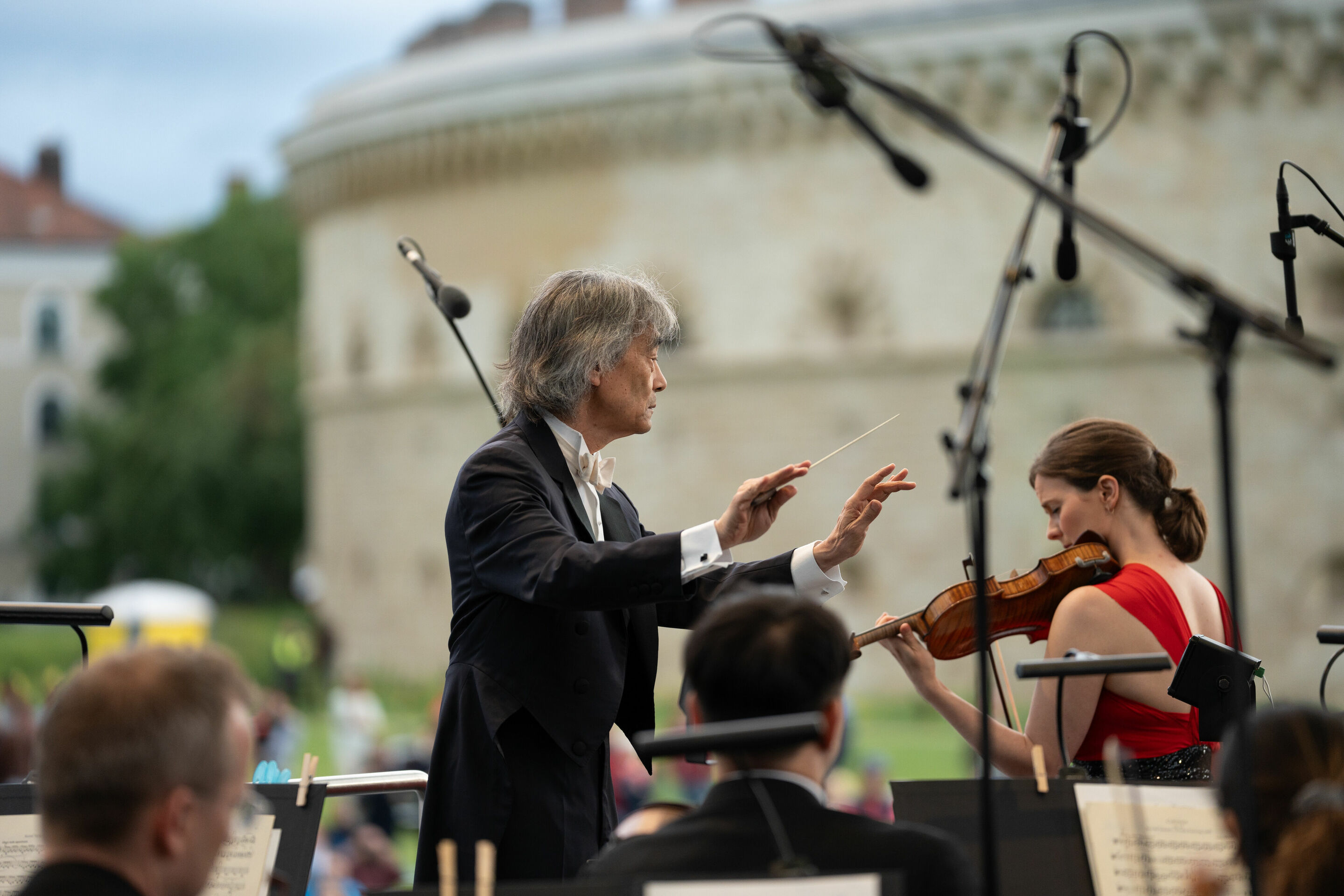 Audi Sommerkonzerte 2024 - Audi Klassik Open Air mit dem Philharmonischen Staatsorchester Hamburg: Dirigent Kent Nagano und die Geigerin Veronika Eberle
