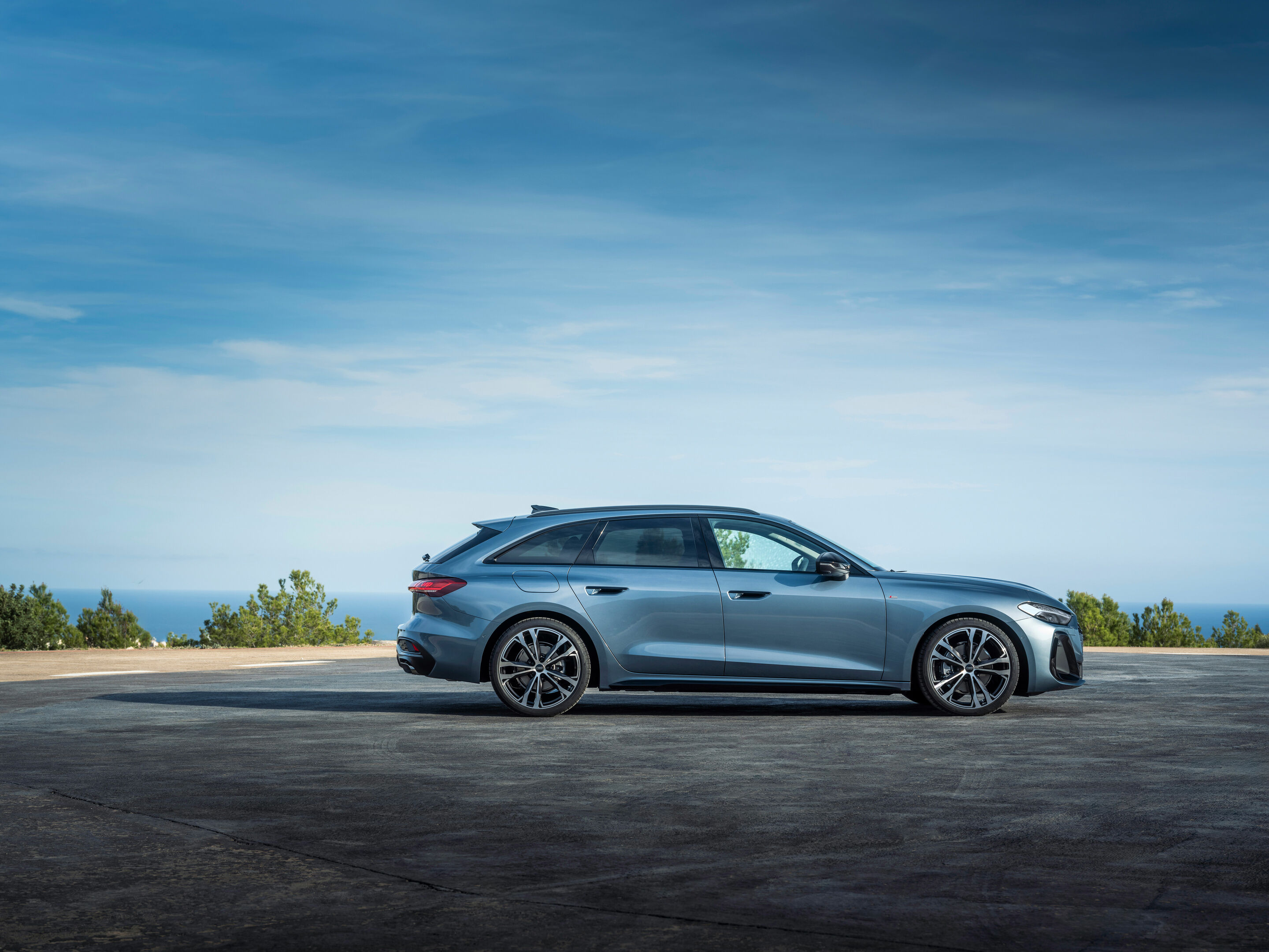 Audi A5 Avant - Standaufnahme,
Farbe: Horizontblau Metallic

Panorama-Glasdach mit schaltbarer Transparenz ist in Deutschland voraussichtlich ab dem vierten Quartal 2024 verfügbar. Über den genauen Einsatztermin informieren Sie sich bitte bei Ihrem Audi...