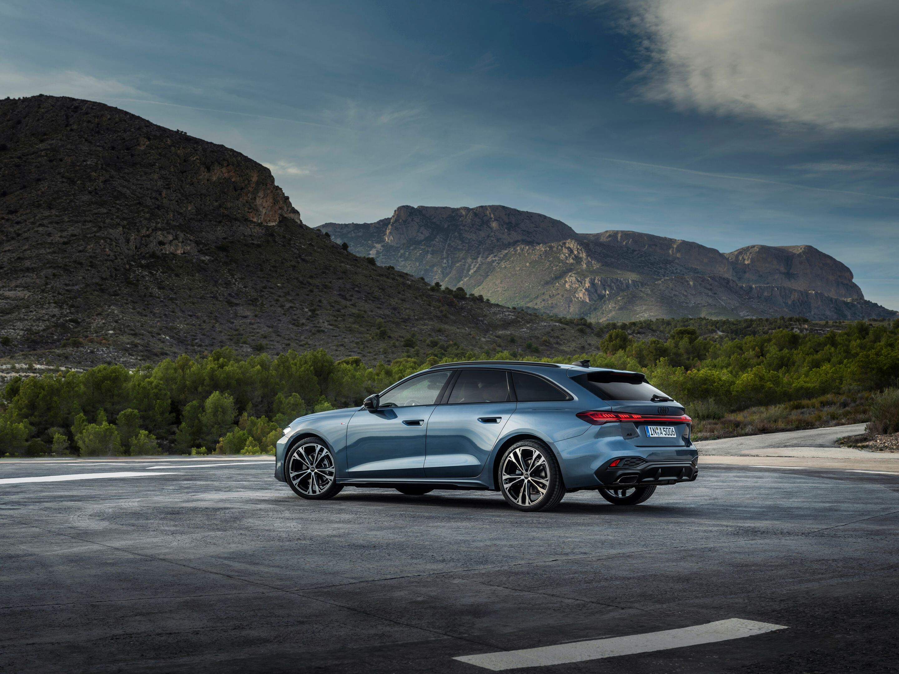 Audi A5 Avant - Standaufnahme,
Farbe: Horizontblau Metallic

Panorama-Glasdach mit schaltbarer Transparenz ist in Deutschland voraussichtlich ab dem vierten Quartal 2024 verfügbar. Über den genauen Einsatztermin informieren Sie sich bitte bei Ihrem Audi...