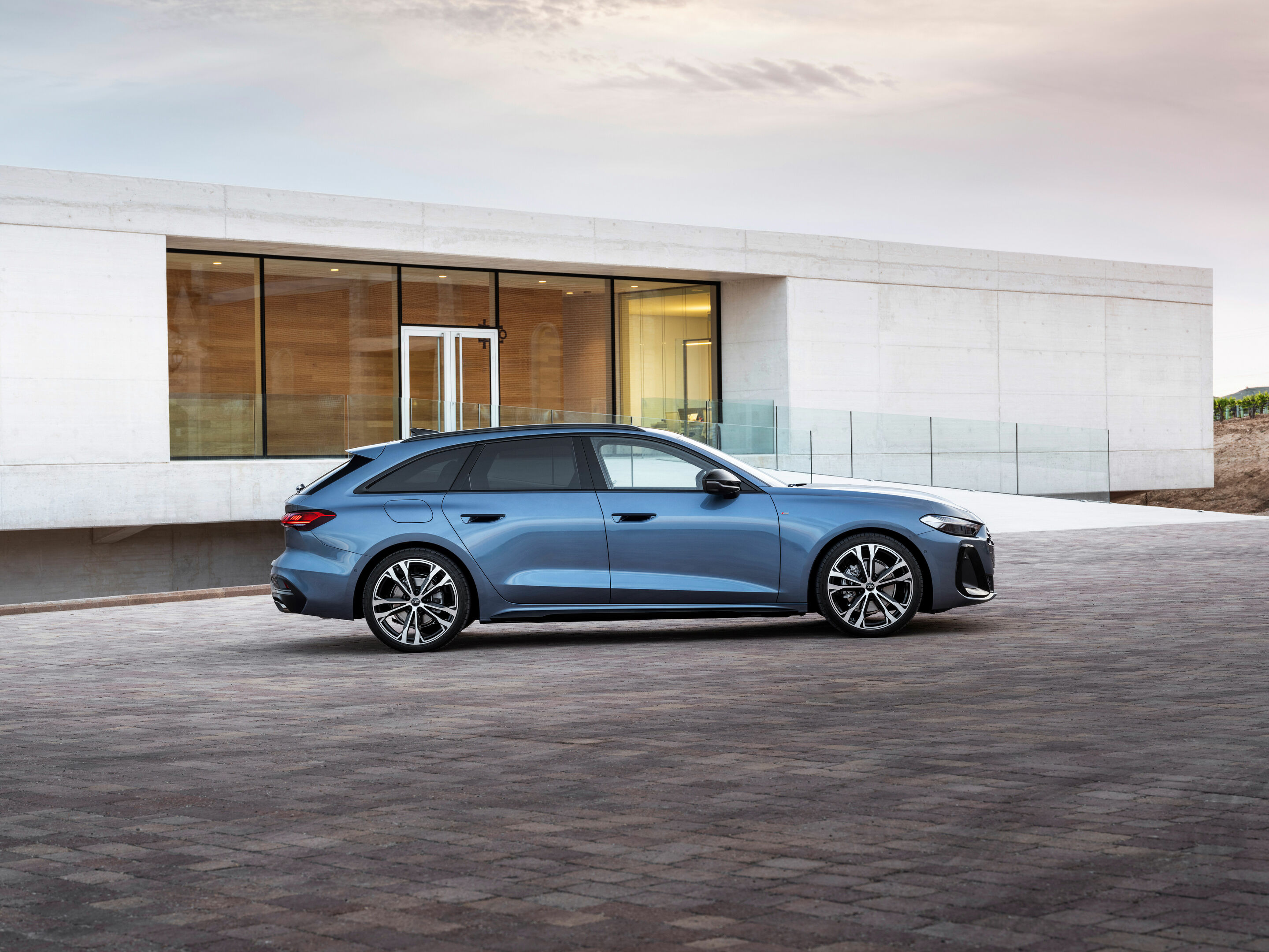 Audi A5 Avant - Standaufnahme,
Farbe: Horizontblau Metallic

Panorama-Glasdach mit schaltbarer Transparenz ist in Deutschland voraussichtlich ab dem vierten Quartal 2024 verfügbar. Über den genauen Einsatztermin informieren Sie sich bitte bei Ihrem Audi...