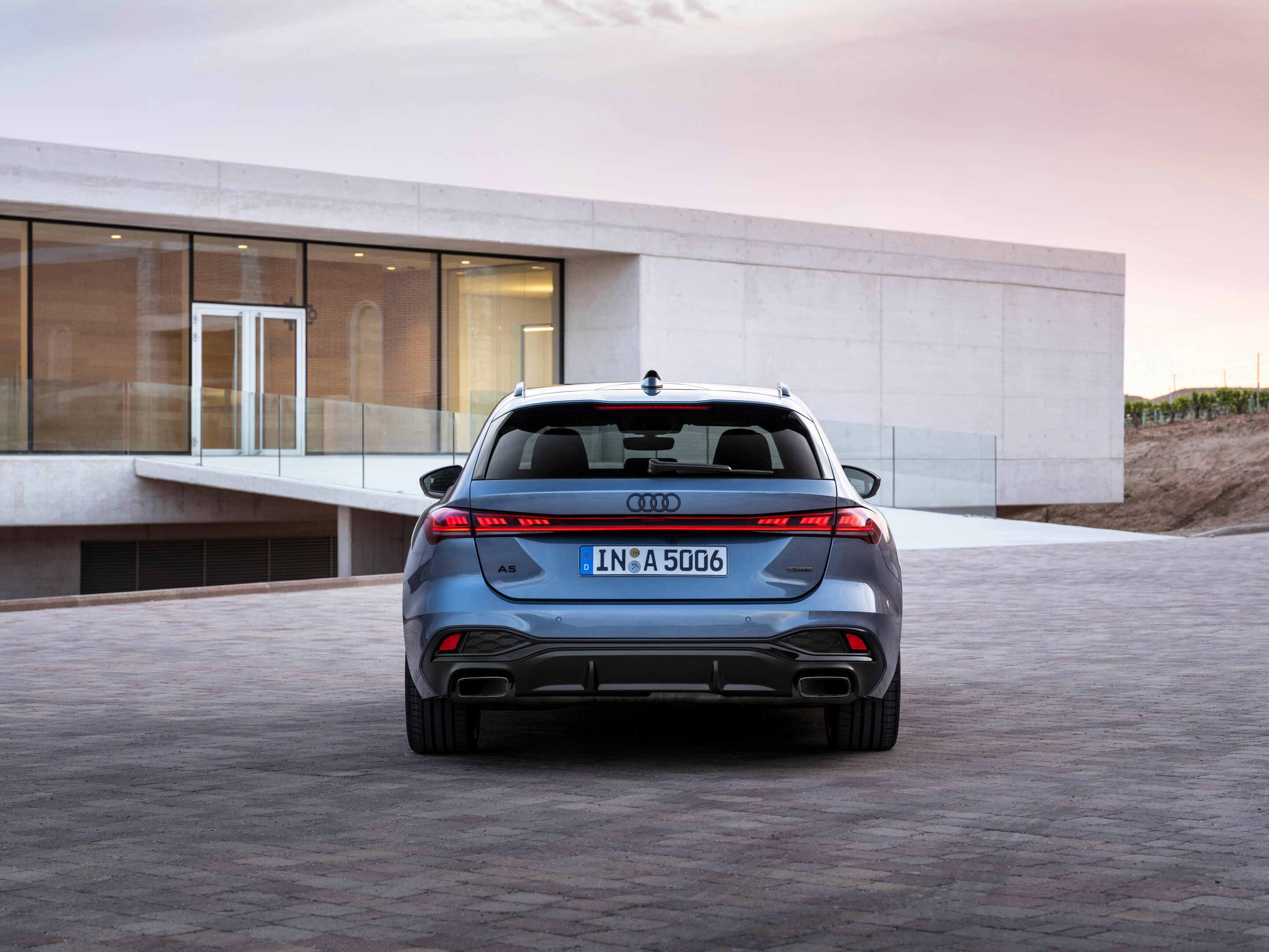 Audi A5 Avant - Standaufnahme,
Farbe: Horizontblau Metallic

Panorama-Glasdach mit schaltbarer Transparenz ist in Deutschland voraussichtlich ab dem vierten Quartal 2024 verfügbar. Über den genauen Einsatztermin informieren Sie sich bitte bei Ihrem Audi...