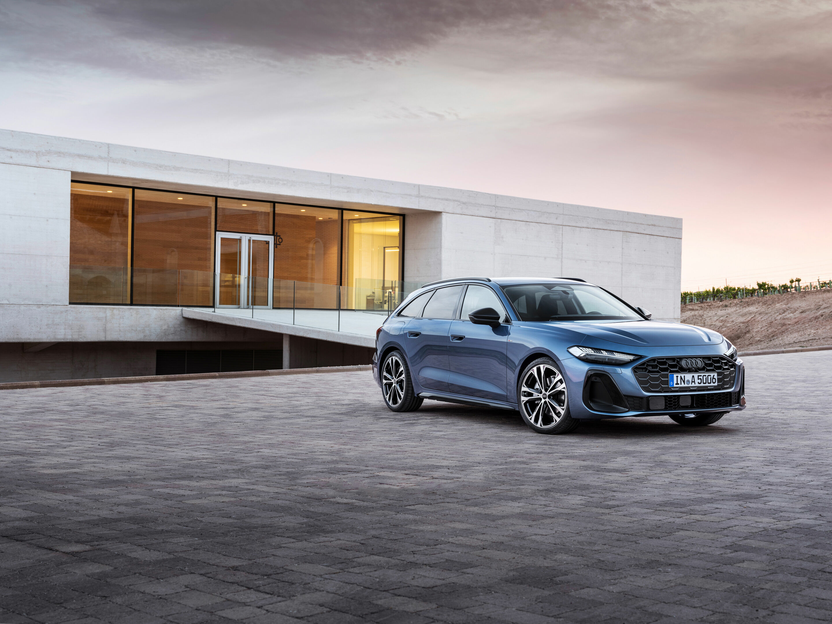 Audi A5 Avant - Standaufnahme,
Farbe: Horizontblau Metallic

Panorama-Glasdach mit schaltbarer Transparenz ist in Deutschland voraussichtlich ab dem vierten Quartal 2024 verfügbar. Über den genauen Einsatztermin informieren Sie sich bitte bei Ihrem Audi...