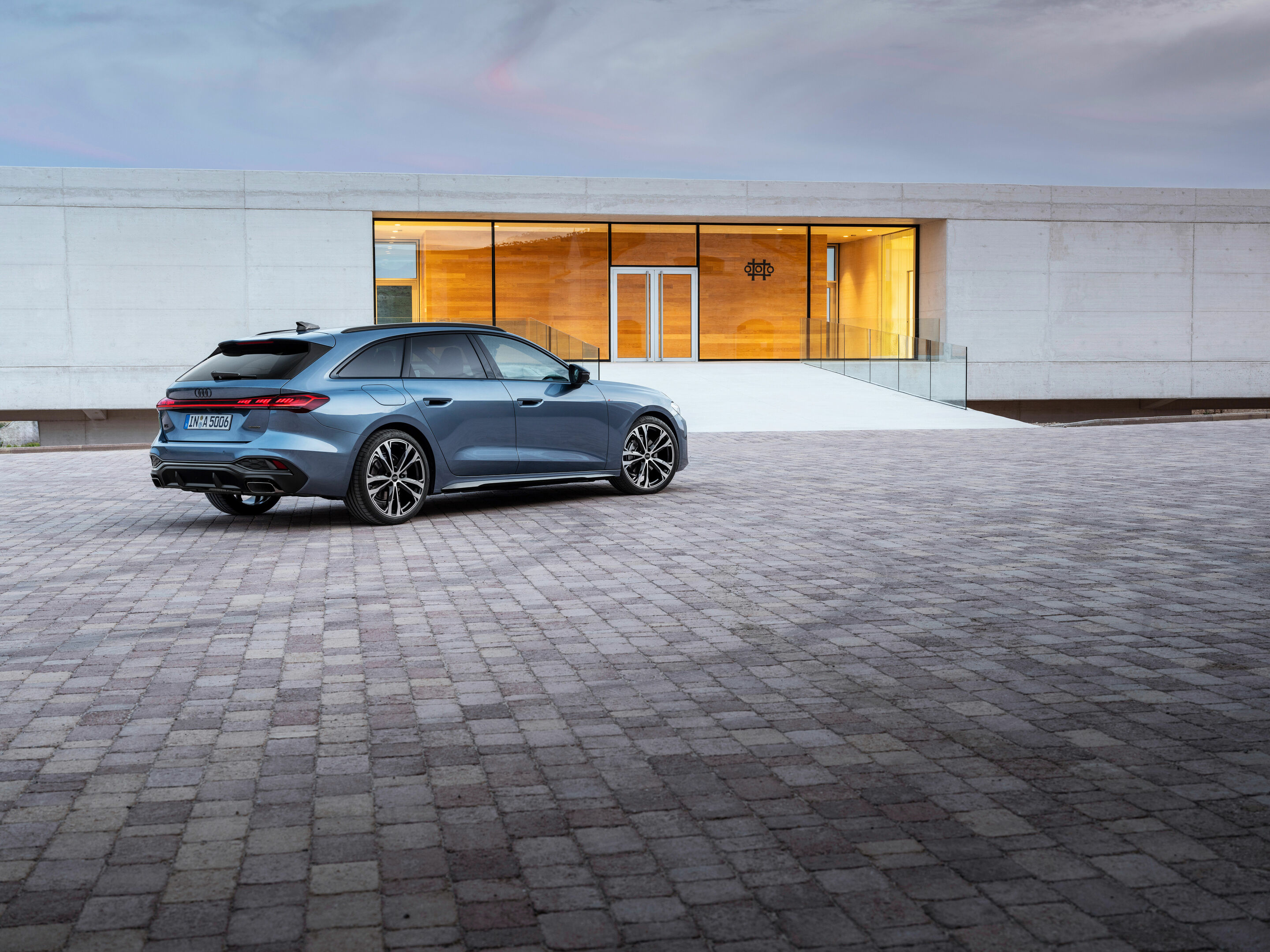 Audi A5 Avant - Standaufnahme,
Farbe: Horizontblau Metallic

Panorama-Glasdach mit schaltbarer Transparenz ist in Deutschland voraussichtlich ab dem vierten Quartal 2024 verfügbar. Über den genauen Einsatztermin informieren Sie sich bitte bei Ihrem Audi...