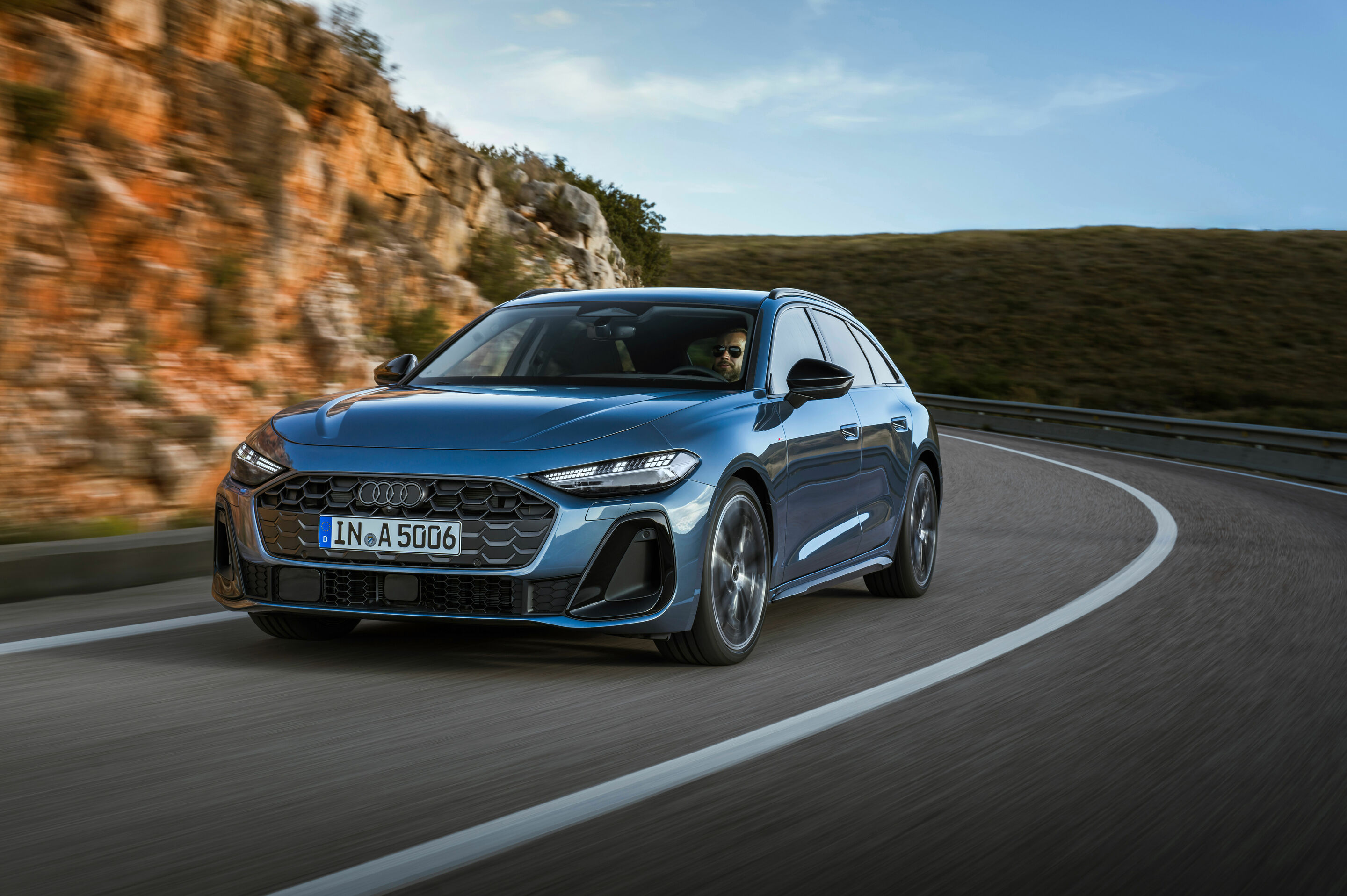 Audi A5 Avant - Fahraufnahme,
Farbe: Horizontblau Metallic

Panorama-Glasdach mit schaltbarer Transparenz ist in Deutschland voraussichtlich ab dem vierten Quartal 2024 verfügbar. Über den genauen Einsatztermin informieren Sie sich bitte bei Ihrem Audi...