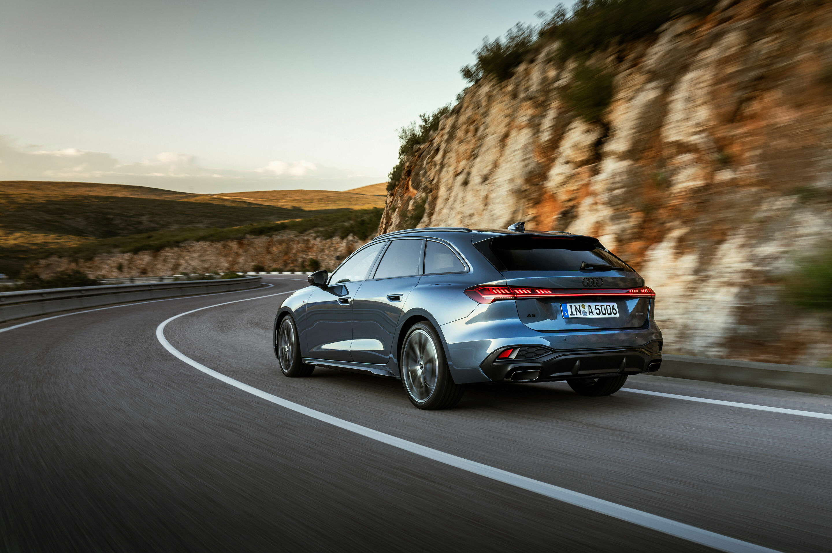 Audi A5 Avant - Fahraufnahme,
Farbe: Horizontblau Metallic

Panorama-Glasdach mit schaltbarer Transparenz ist in Deutschland voraussichtlich ab dem vierten Quartal 2024 verfügbar. Über den genauen Einsatztermin informieren Sie sich bitte bei Ihrem Audi...