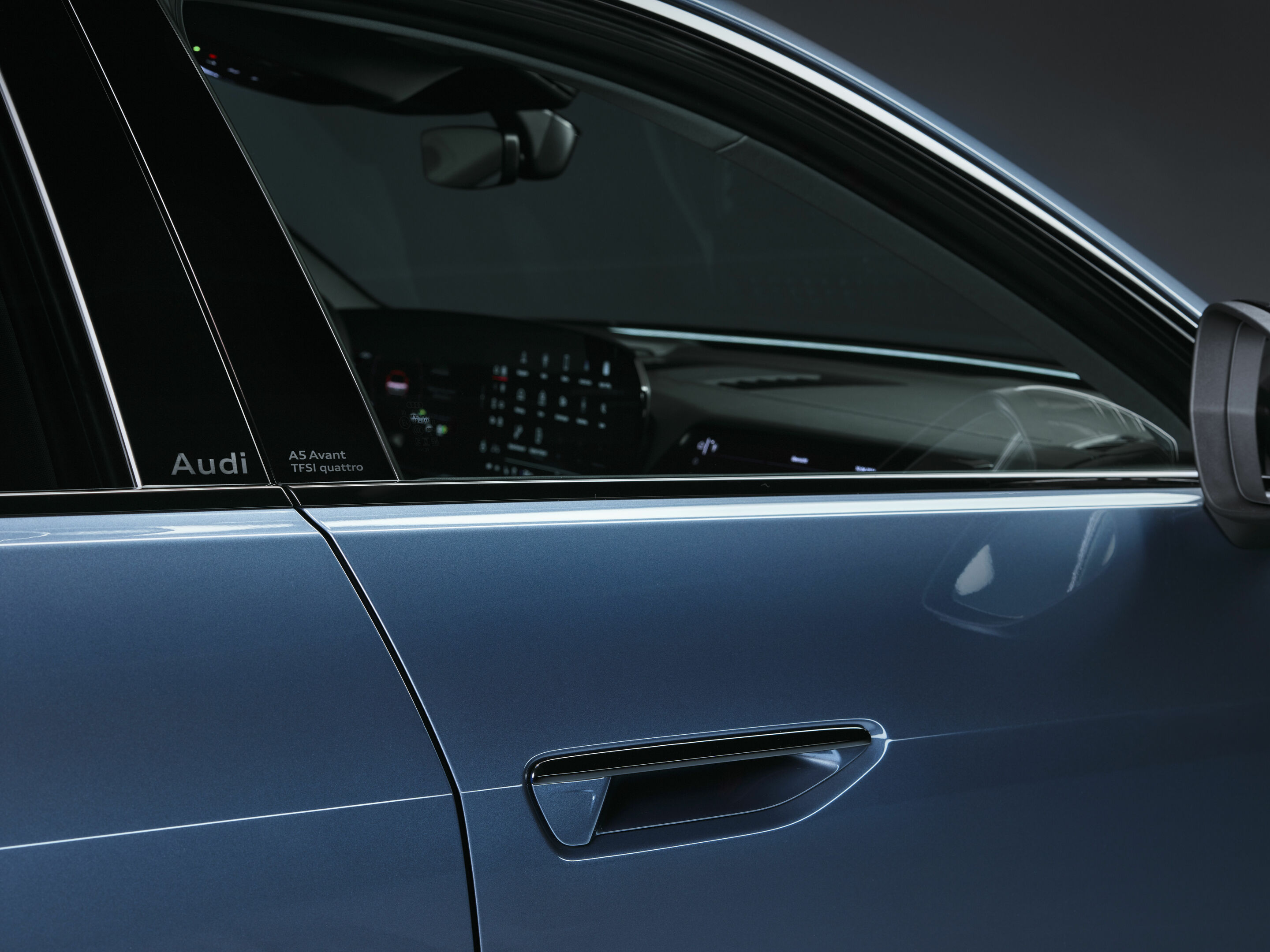 Audi A5 Avant - Detail,
Farbe: Horizontblau Metallic

Panorama-Glasdach mit schaltbarer Transparenz ist in Deutschland voraussichtlich ab dem vierten Quartal 2024 verfügbar. Über den genauen Einsatztermin informieren Sie sich bitte bei Ihrem Audi Partner.