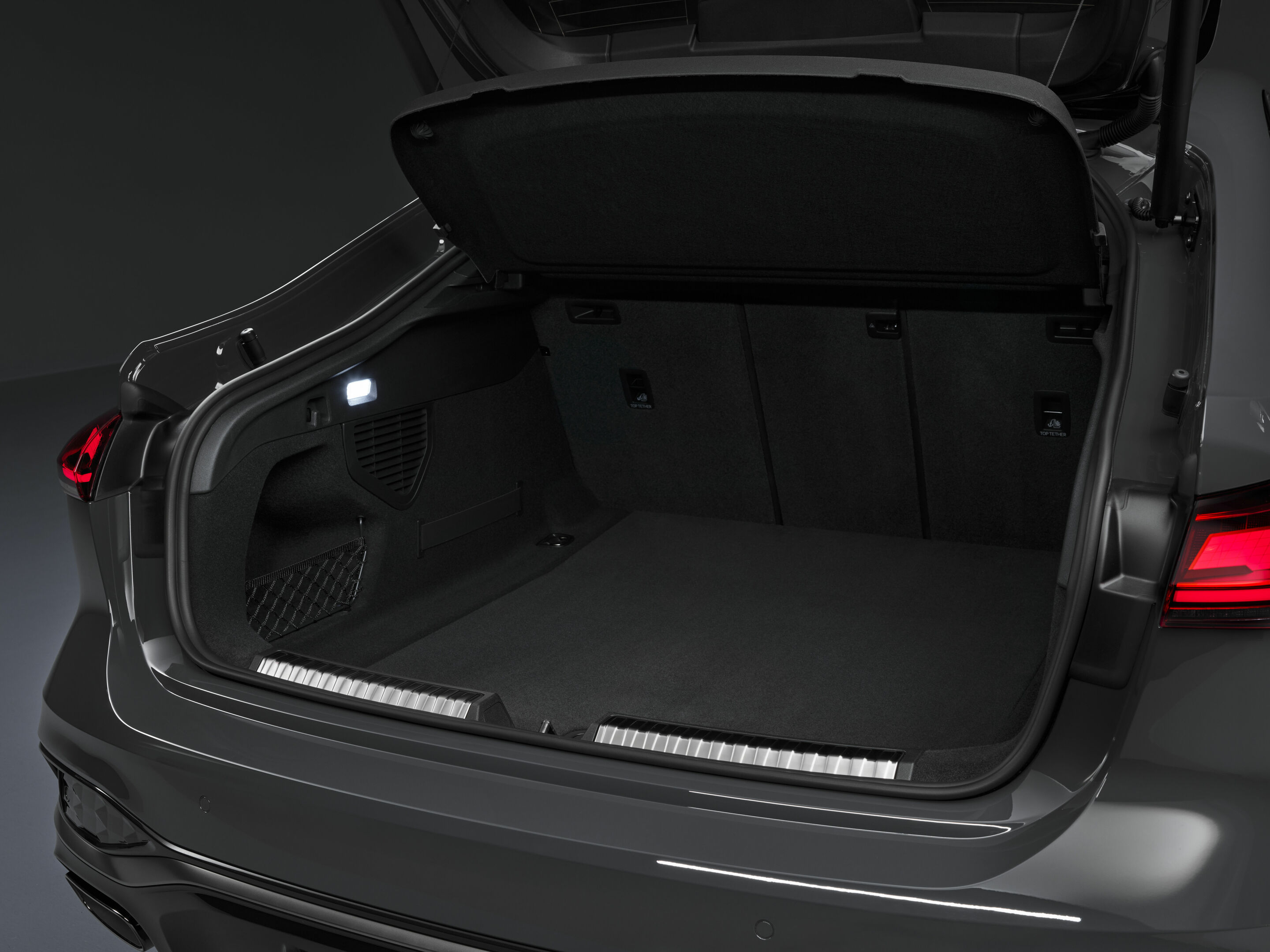 Audi A5 Limousine - Gepäckraum,
Farbe: Magnetgrau