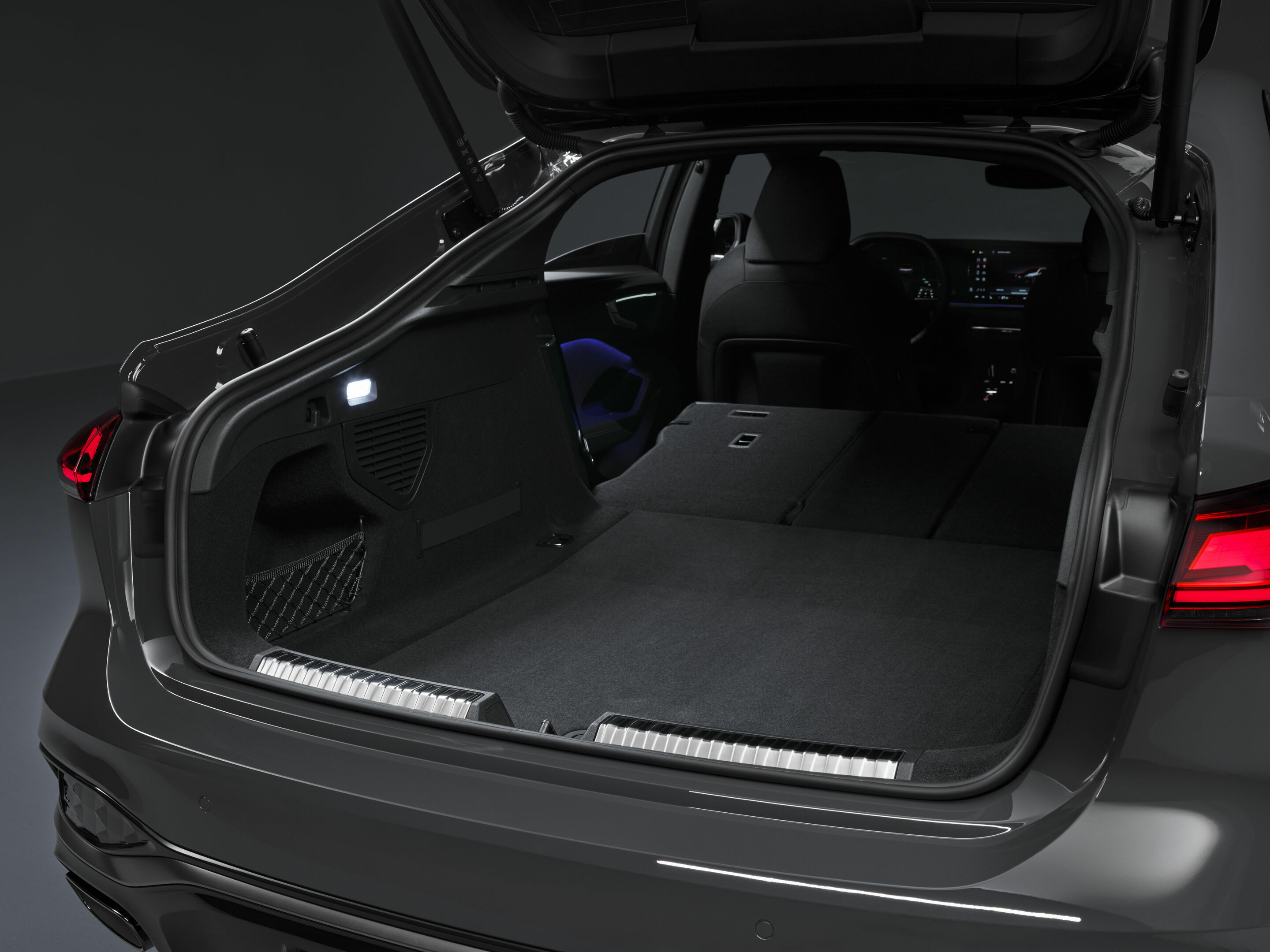 Audi A5 Limousine - Gepäckraum,
Farbe: Magnetgrau