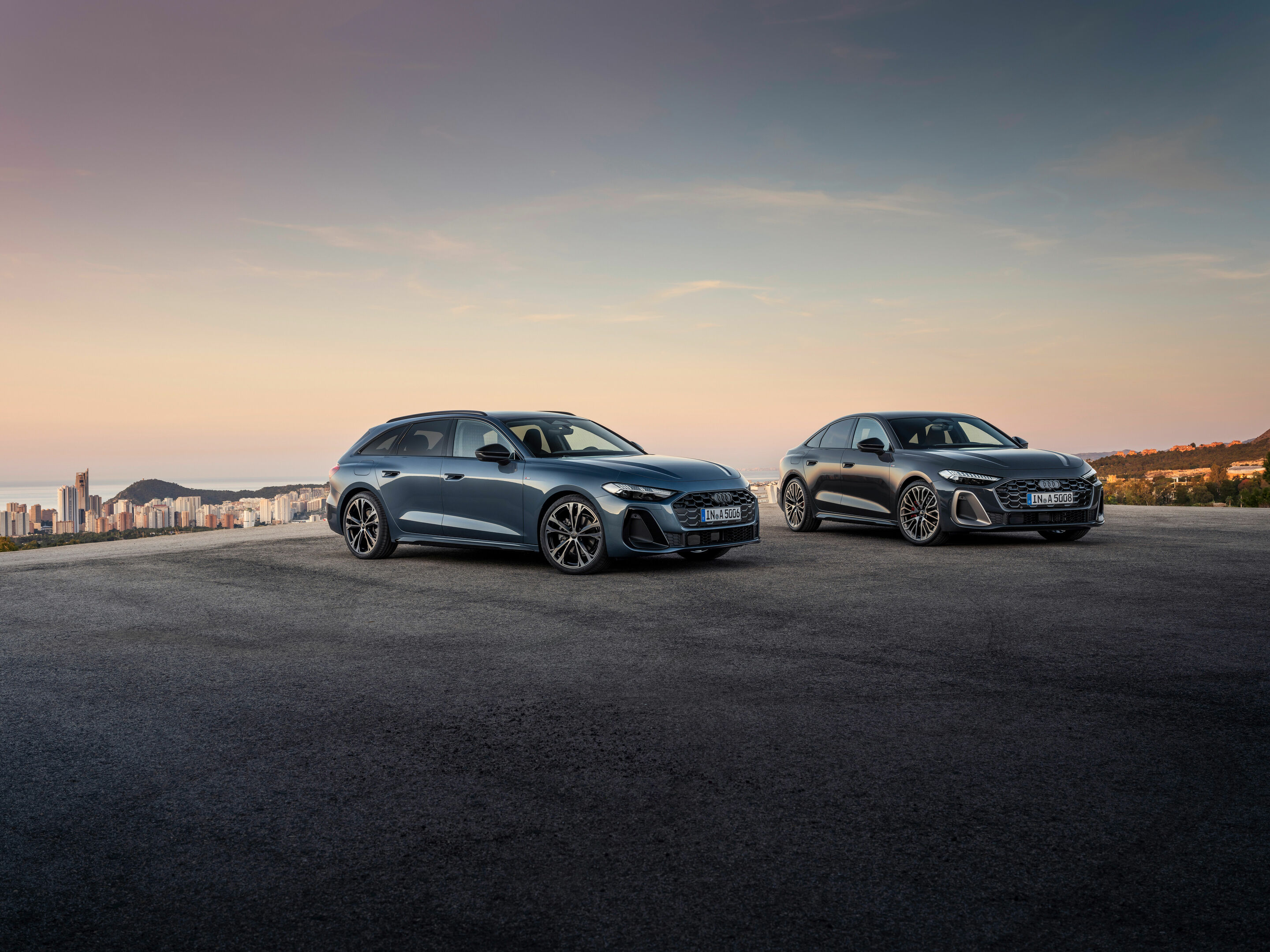 Audi A5 Familie - Standaufnahme, 
Audi A5 Avant, Farbe: Horizontblau Metallic, Audi A5 Limousine, Farbe: Magnetgrau

Panorama-Glasdach mit schaltbarer Transparenz ist in Deutschland voraussichtlich ab dem vierten Quartal 2024 verfügbar. Über den genauen...