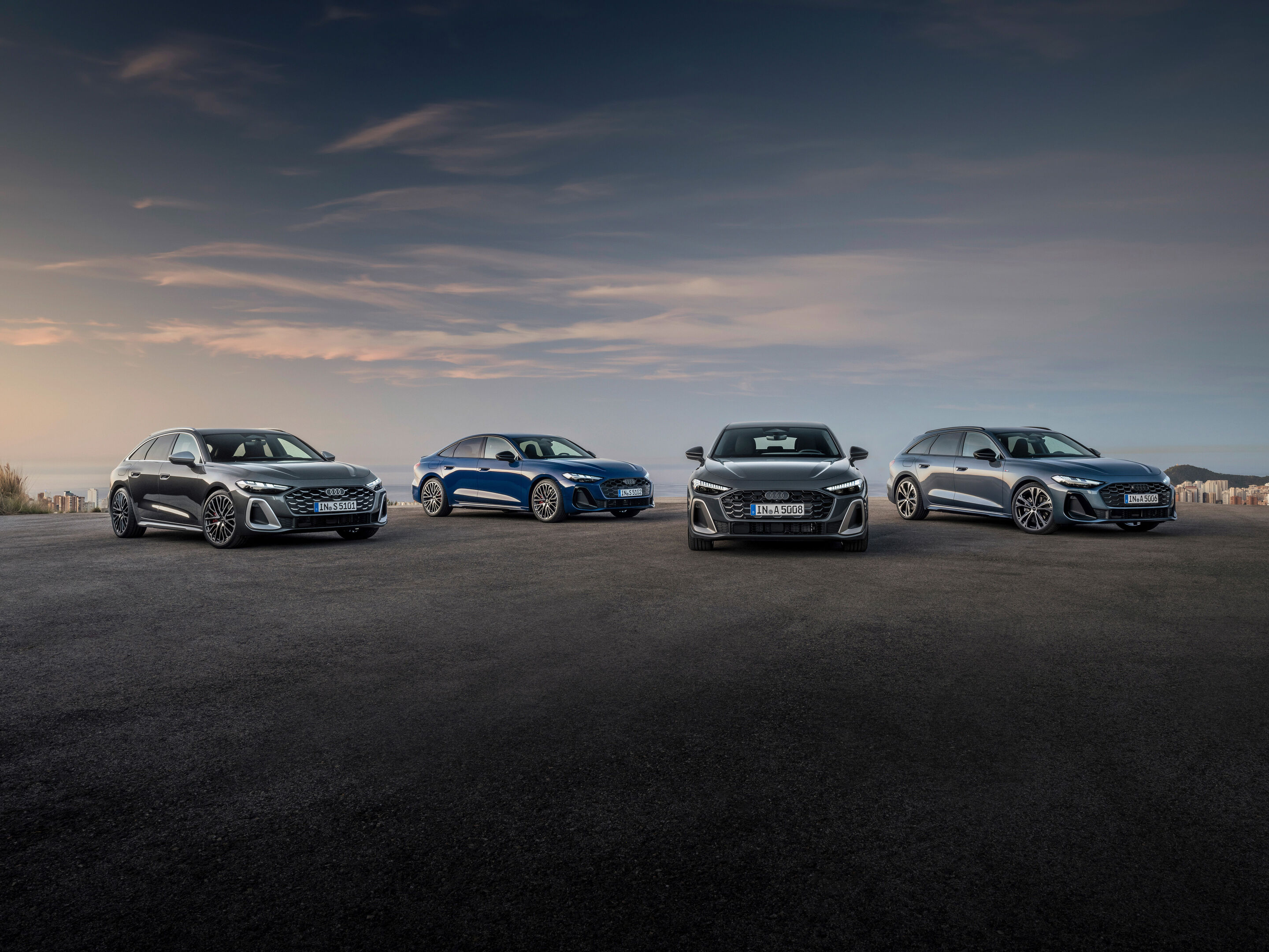 Audi A5 Familie - die ersten Modelle auf der Premium Platform Combustion (PPC) - Standaufnahme,
Audi S5 Avant, Farbe: Daytonagrau Perleffekt, Audi S5 Limousine, Farbe: Ascariblau Metallic, Audi A5 Limousine, Farbe: Magnetgrau, Audi A5 Avant, Farbe: Horizontblau...