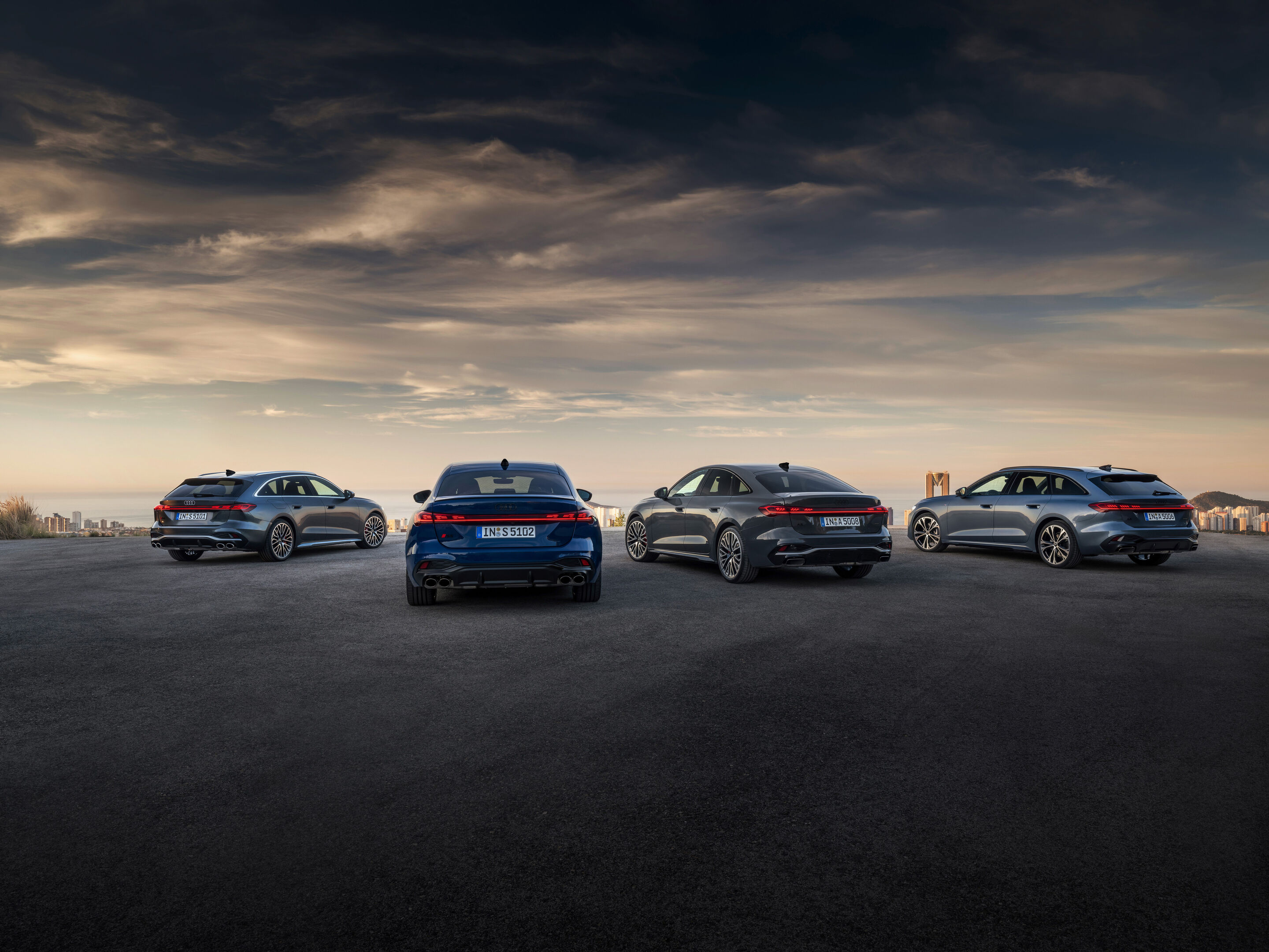 Audi A5 Family - Static photo,
Audi S5 Avant, Colour: Daytona Grey pearl effect, Audi S5 Sedan, Colour: Ascari blue metallic, Audi A5 Sedan, Colour: Magnet Grey, Audi A5 Avant, Colour: Horizon Blue metallic

The Panoramic glass roof with switchable transparency...