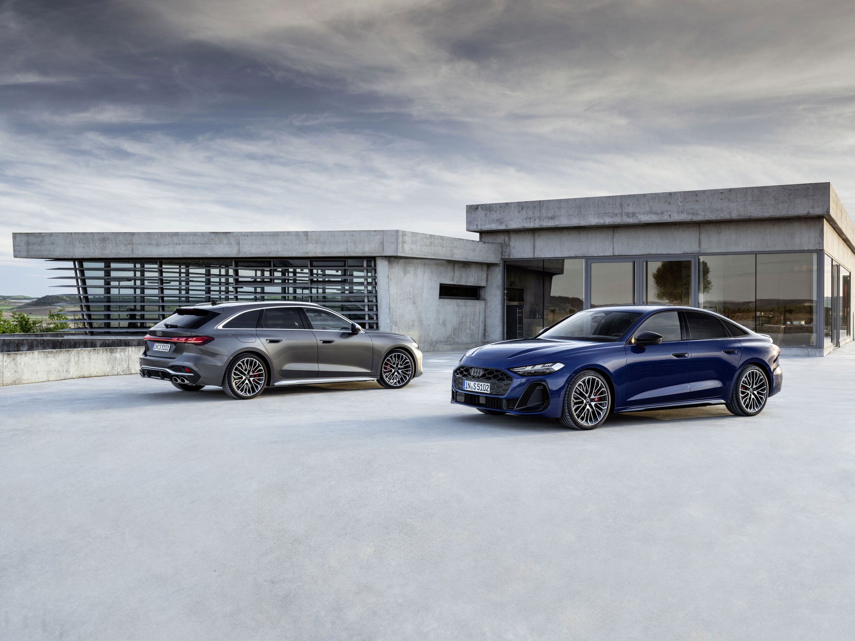 Audi A5 Family - Static photo,
Audi S5 Avant, Colour: Daytona Grey pearl effect, Audi S5 Sedan, Colour: Ascari blue metalli