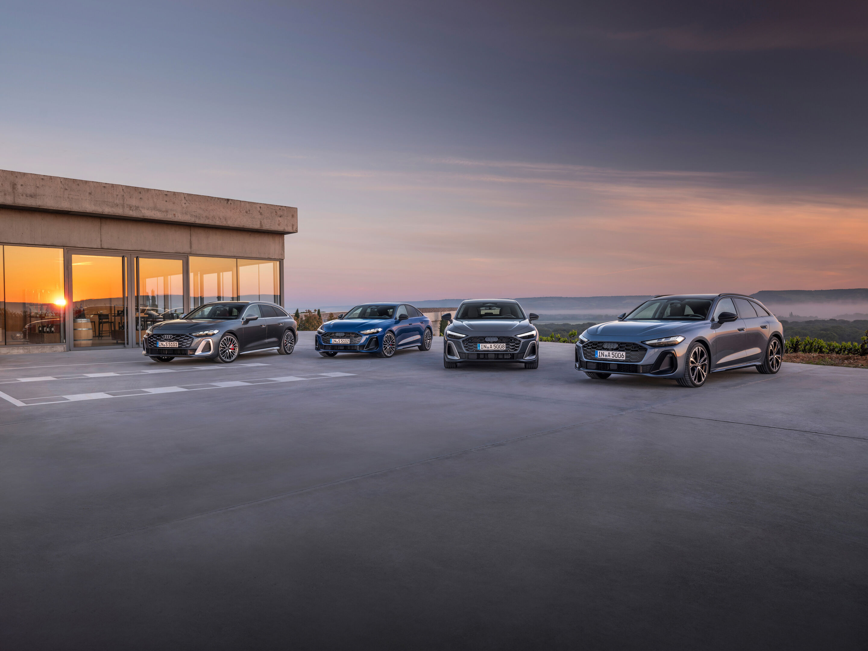 Audi A5 Familie - Standaufnahme, 
Audi S5 Avant, Farbe: Daytonagrau Perleffekt, Audi S5 Limousine, Farbe: Ascariblau Metallic, Audi A5 Limousine, Farbe: Magnetgrau,  Audi A5 Avant, Farbe: Horizontblau Metallic

Panorama-Glasdach mit schaltbarer Transparenz...