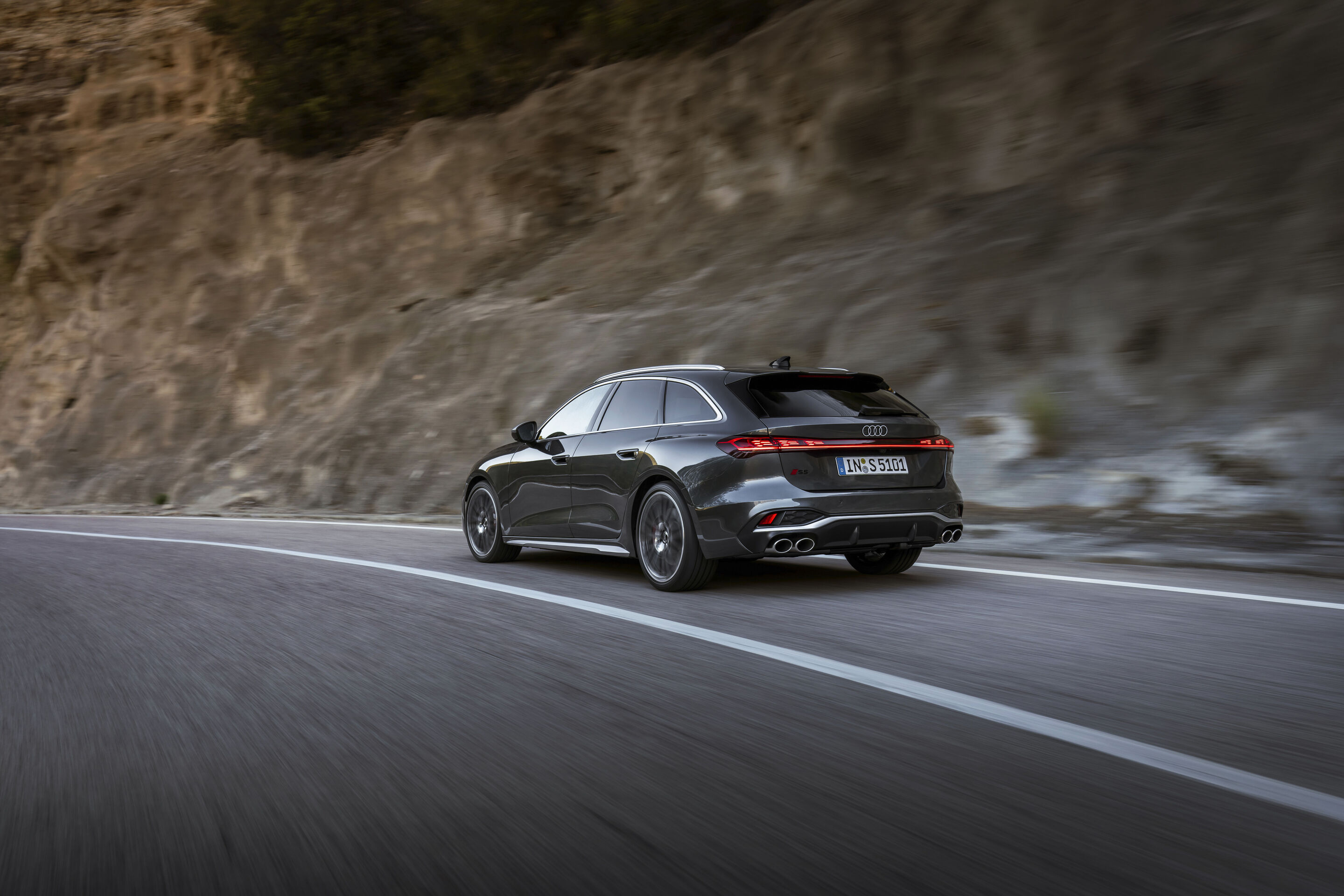 Audi S5 Avant - Fahraufnahme,
Farbe: Daytonagrau Perleffekt