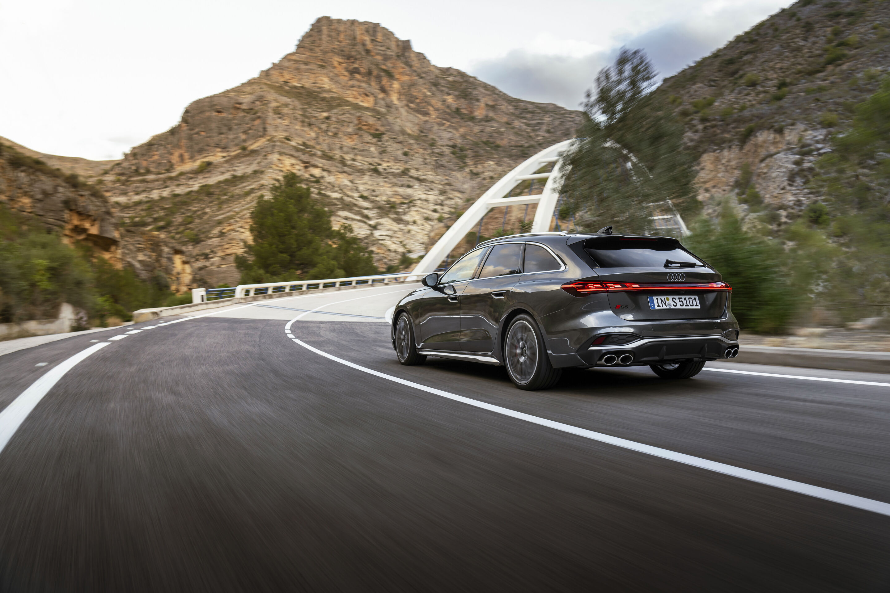 Audi S5 Avant - Fahraufnahme,
Farbe: Daytonagrau Perleffekt