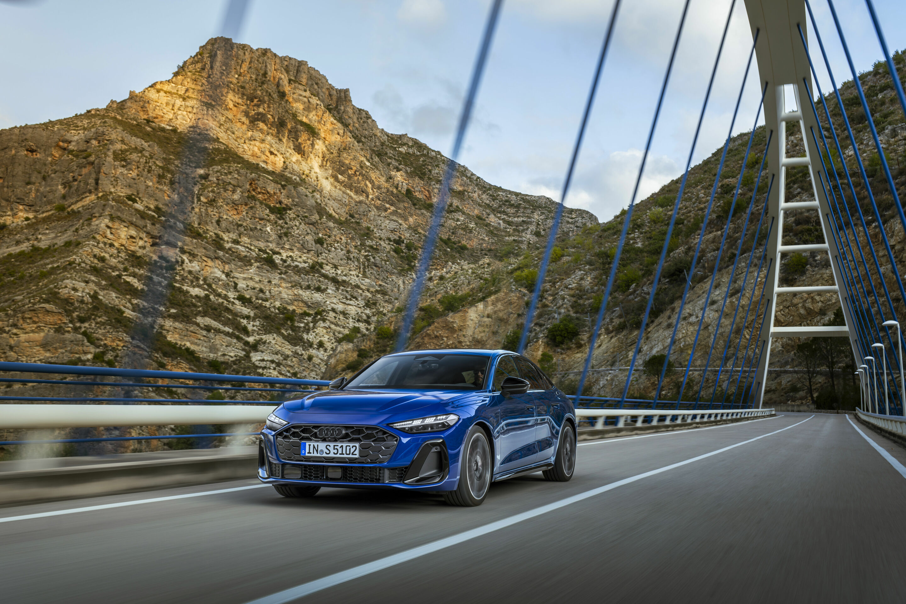 Audi S5 Limousine - Fahraufnahme,
Farbe: Ascariblau Metallic