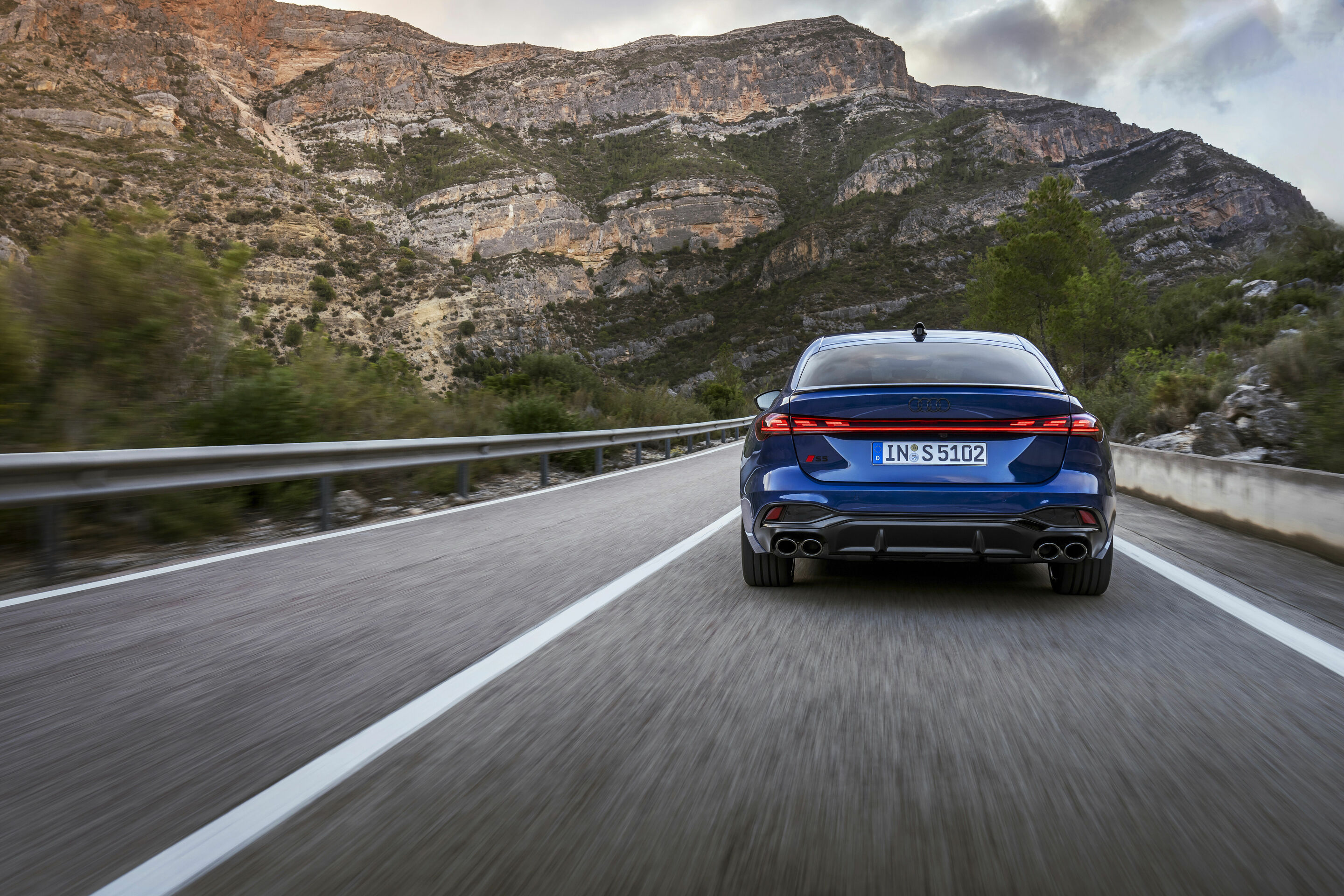 Audi S5 Limousine - Fahraufnahme,
Farbe: Ascariblau Metallic