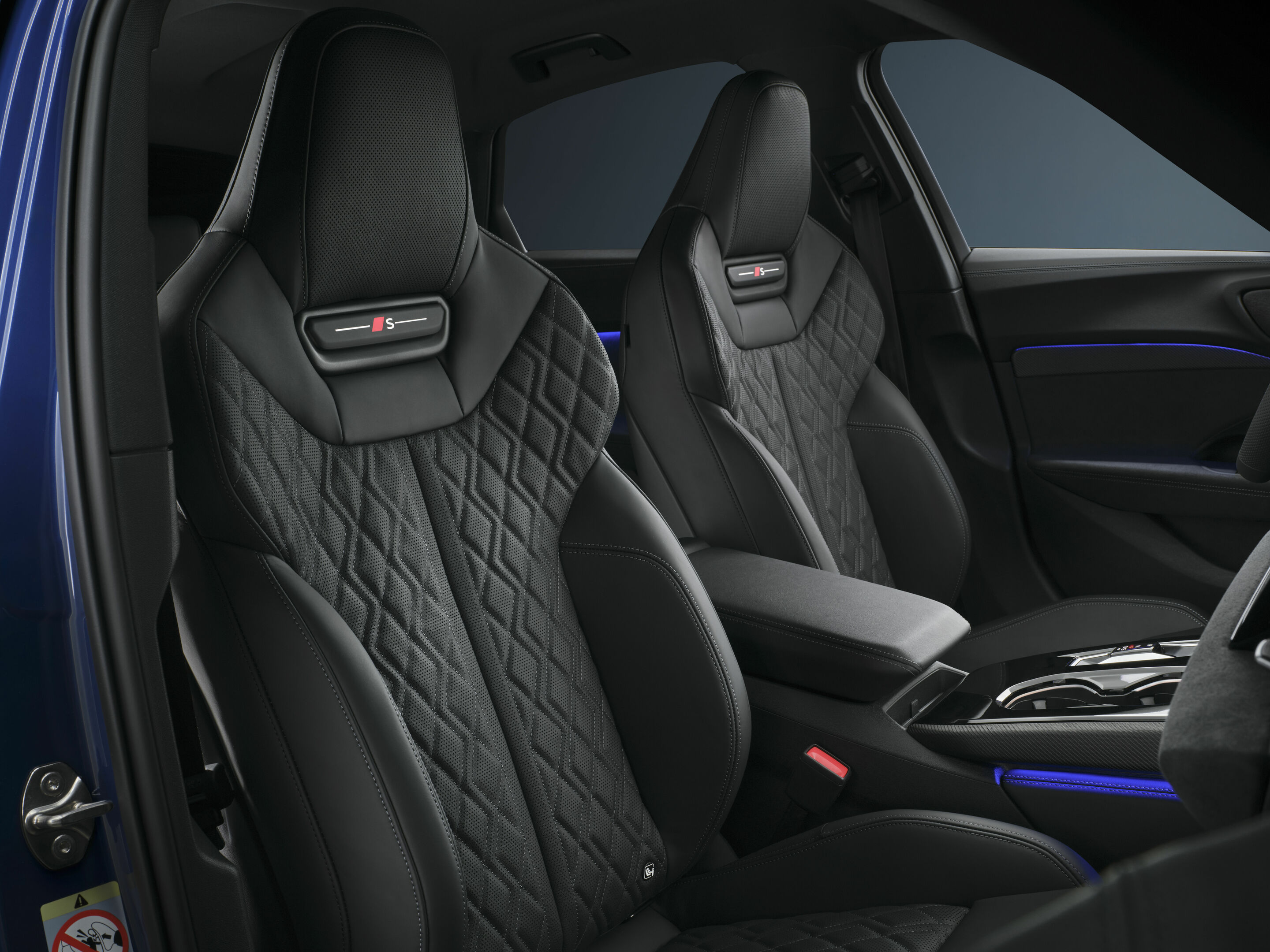 Audi S5 Limousine - Innenraum,
Farbe: Ascariblau Metallic