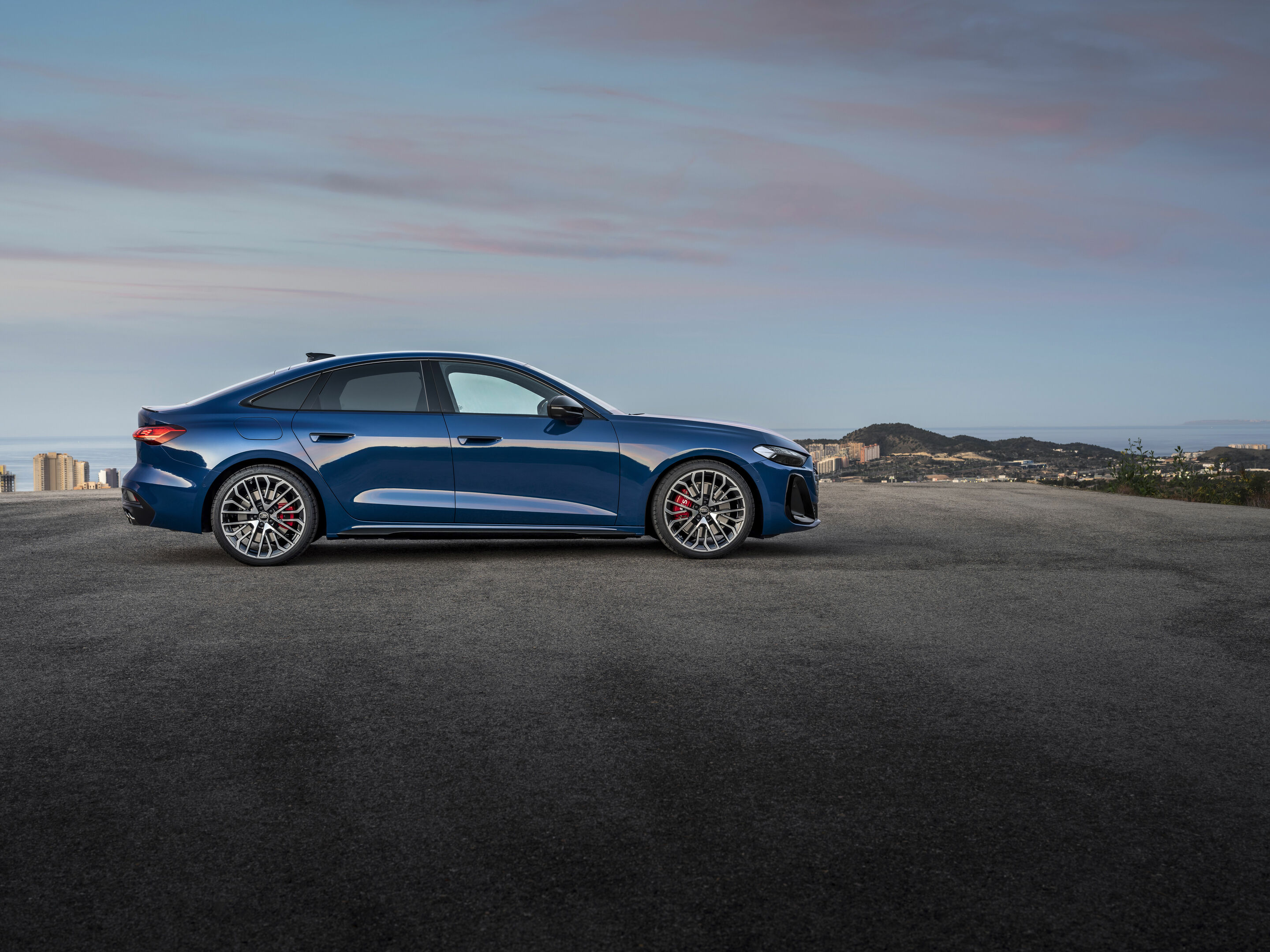Audi S5 Limousine - Standaufnahme,
Farbe: Ascariblau Metallic