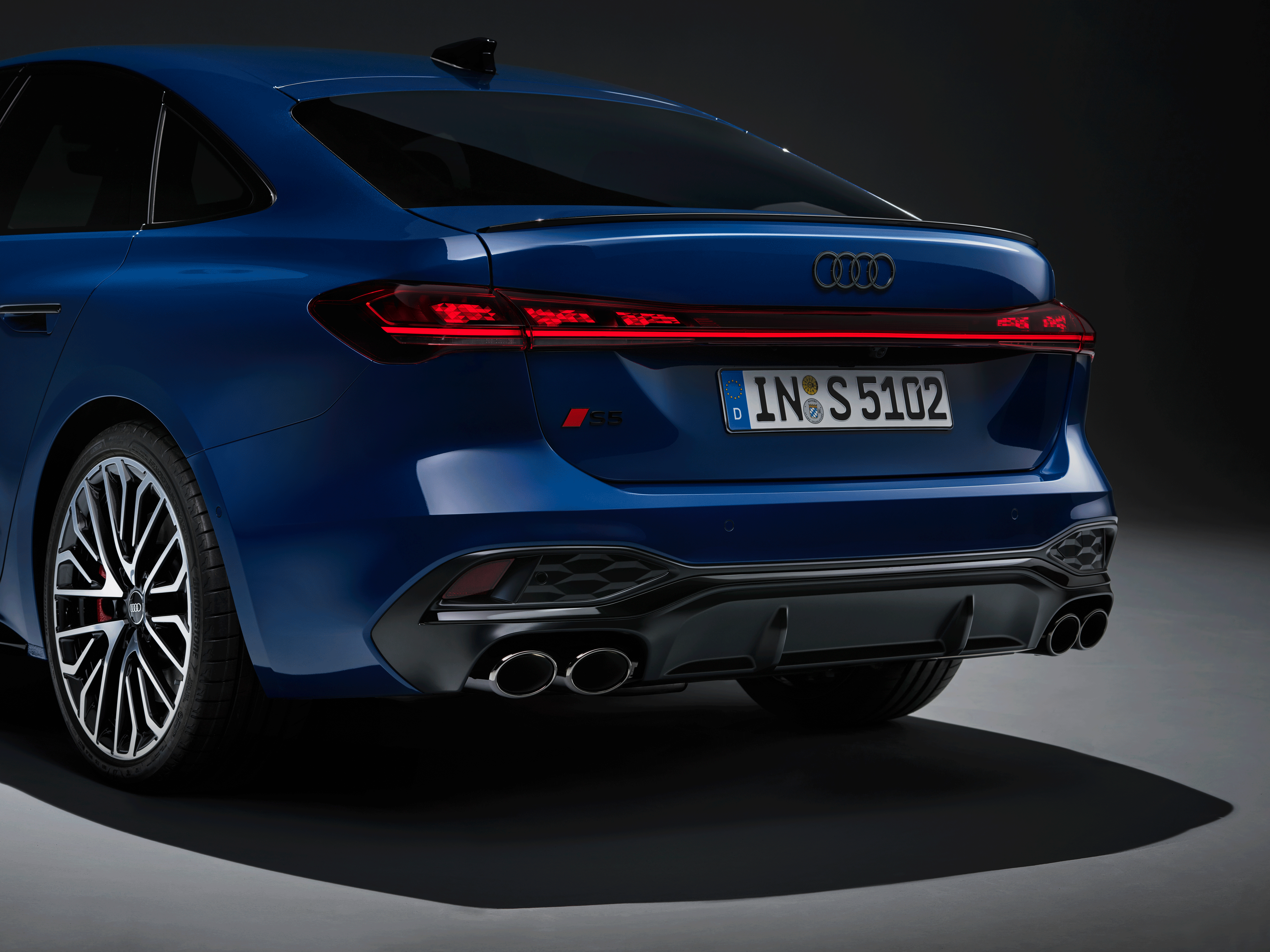 Audi S5 Limousine - Standaufnahme,
Farbe: Ascariblau Metallic