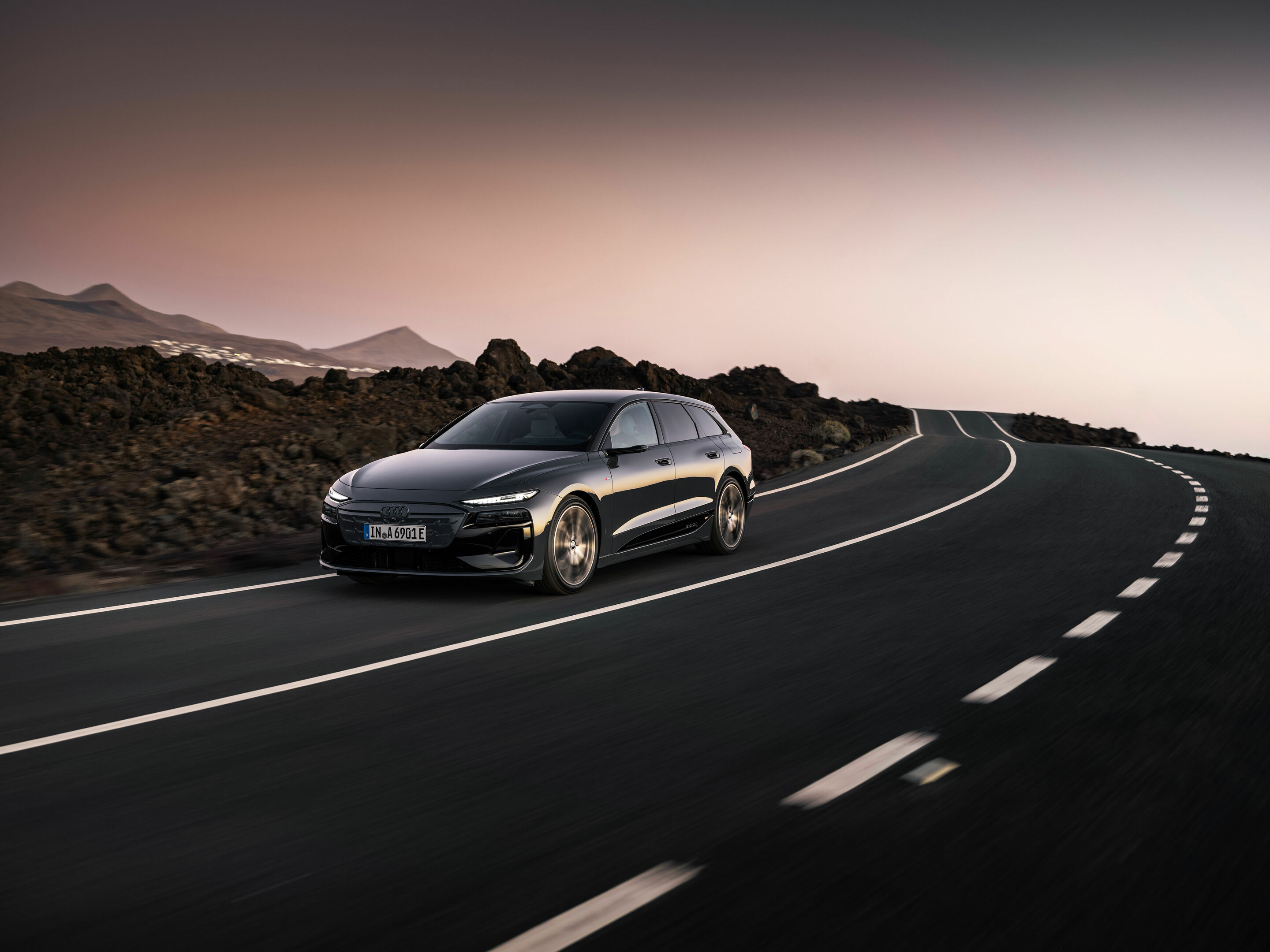 Audi A6 Avant e-tron - Fahraufnahme,
Farbe: Magnetgrau