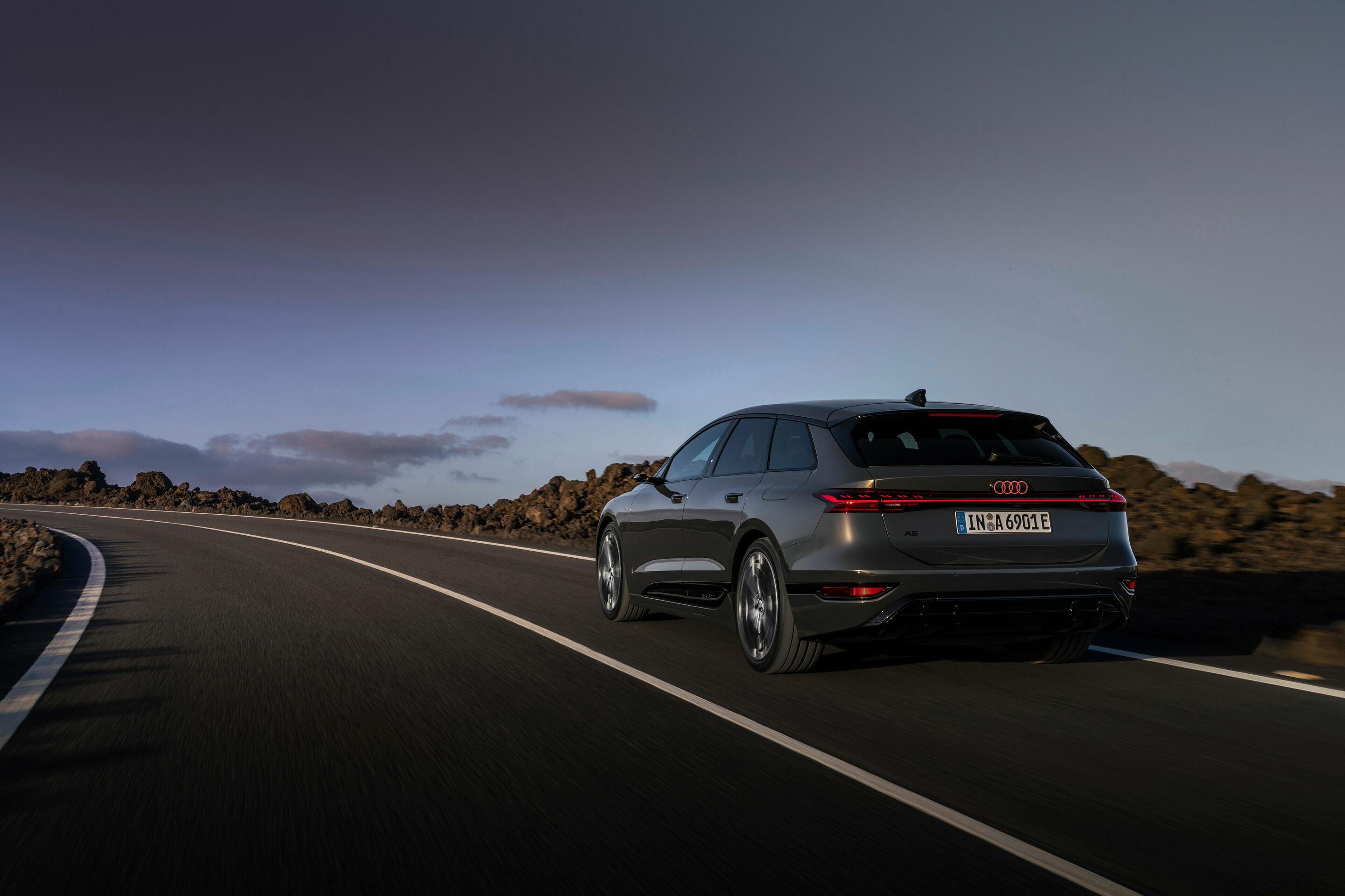 Audi A6 Avant e-tron - Fahraufnahme,
Farbe: Magnetgrau