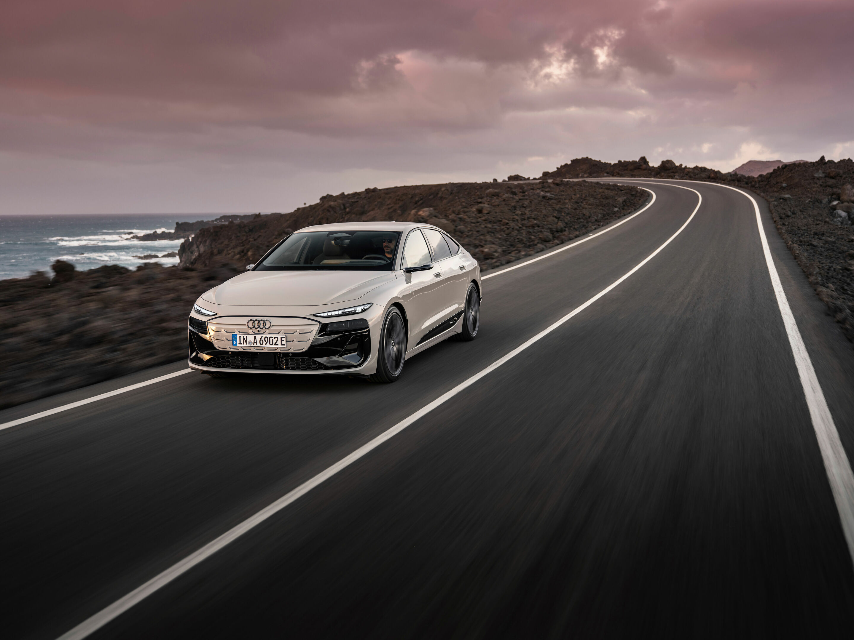 Audi A6 Sportback e-tron performance - Fahraufnahme,
Farbe: Siambeige Metallic