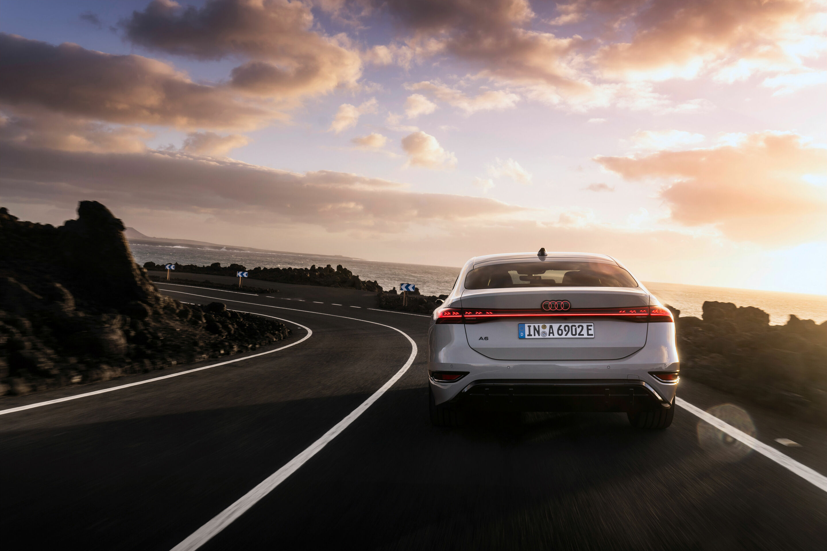 Audi A6 Sportback e-tron performance - Fahraufnahme,
Farbe: Siambeige Metallic
