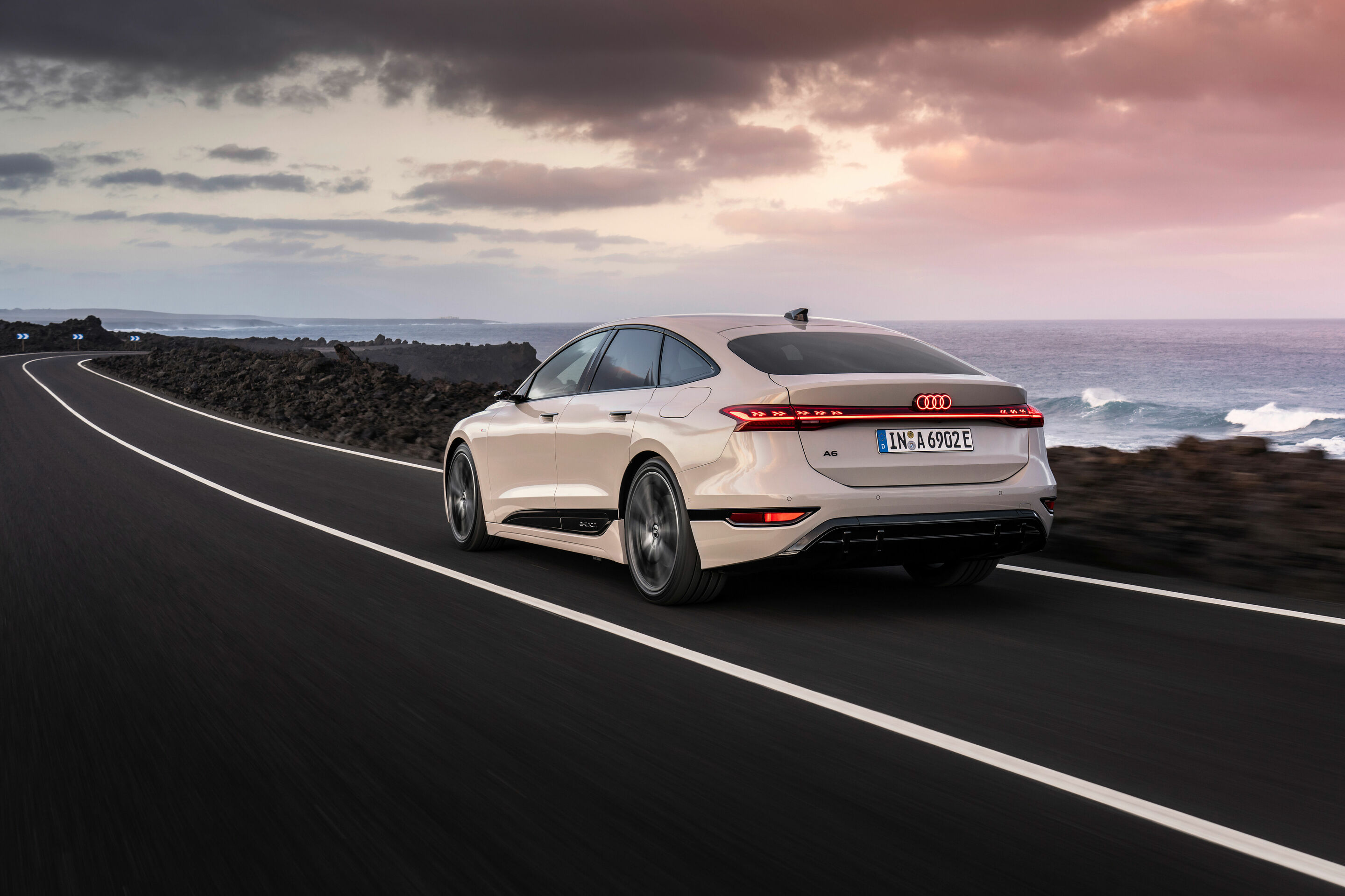 Audi A6 Sportback e-tron performance - Fahraufnahme,
Farbe: Siambeige Metallic