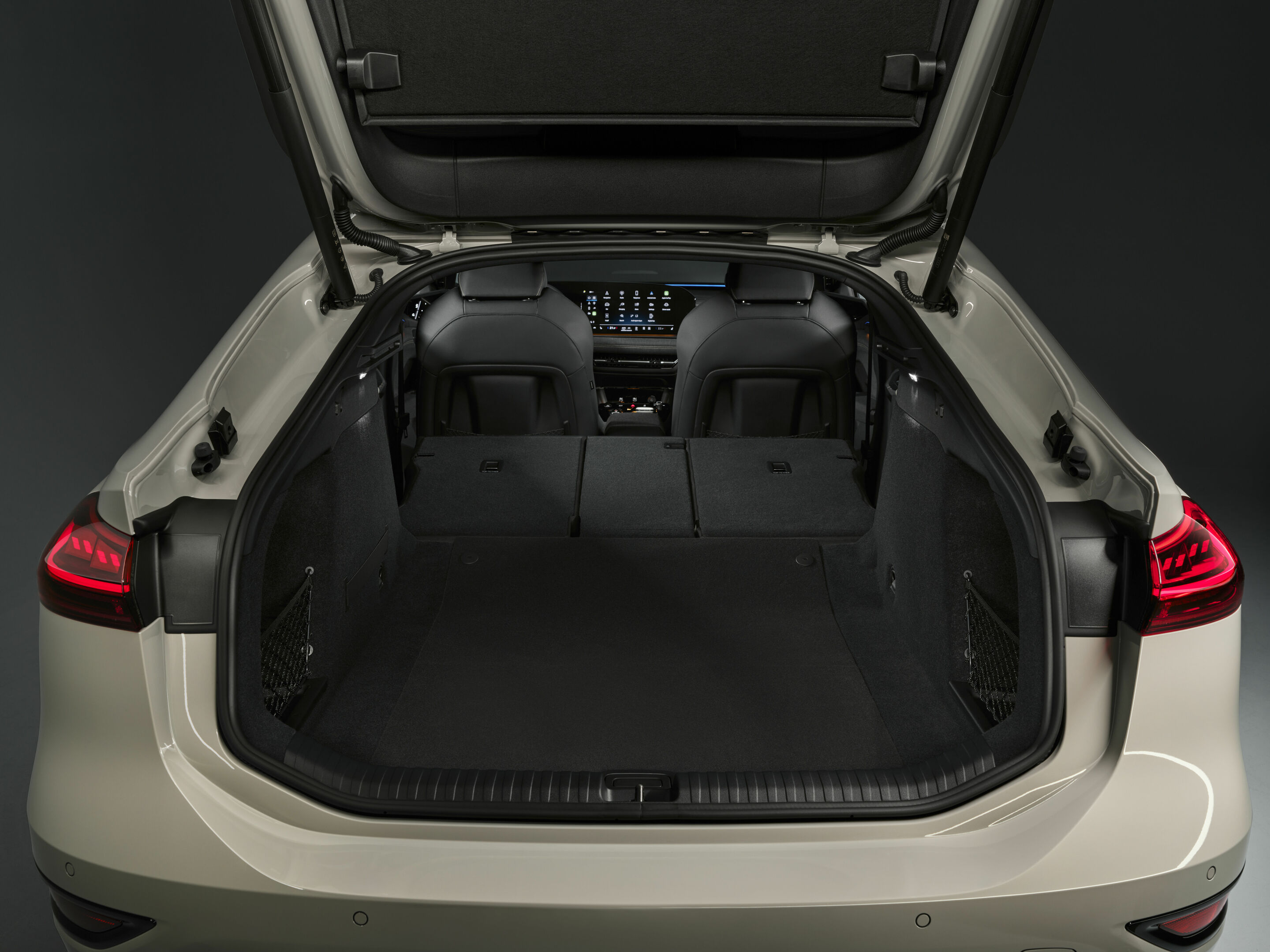 Audi A6 Sportback e-tron performance - Gepäckraum,
Farbe: Siambeige Metallic