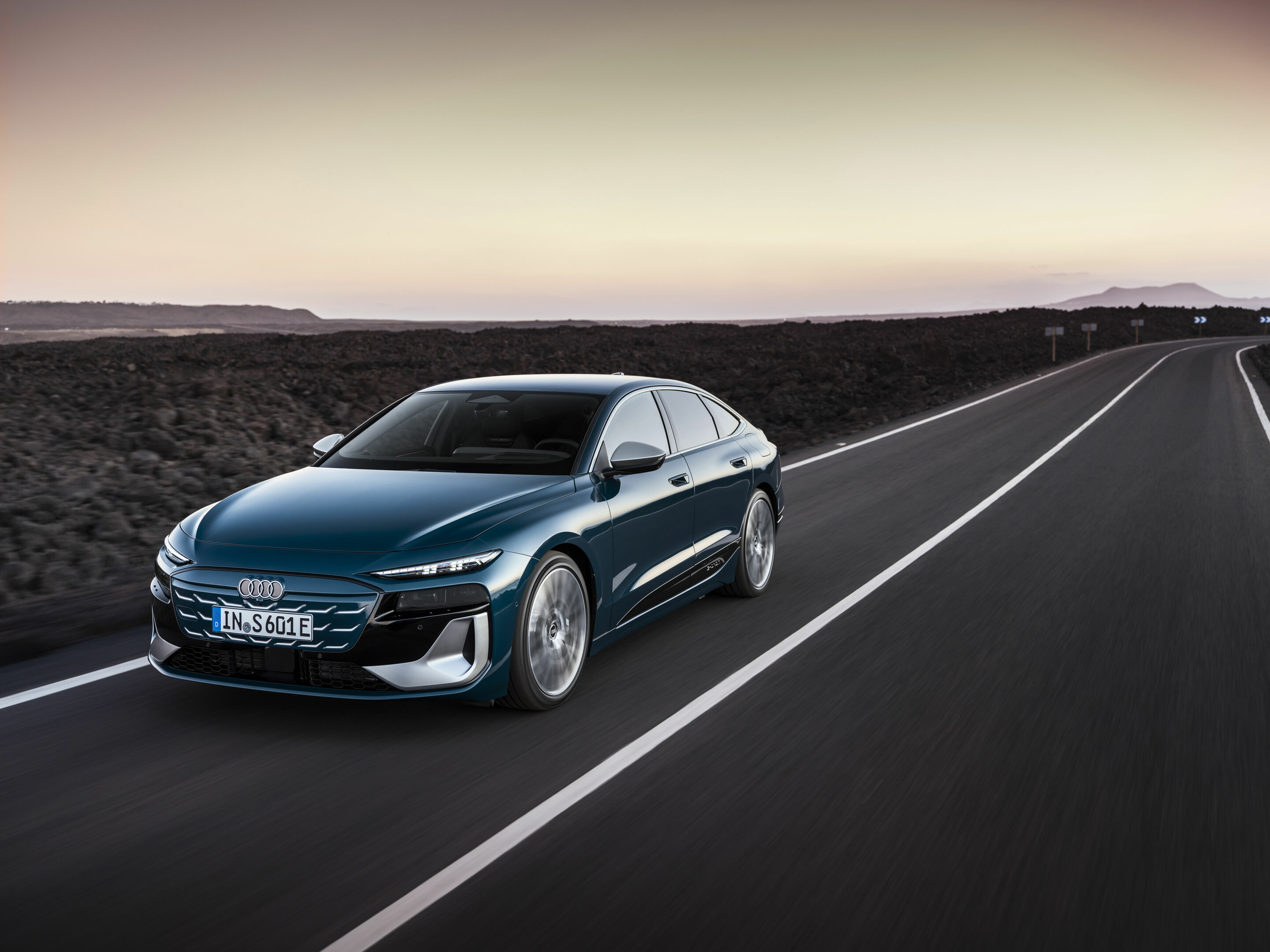 Audi S6 Sportback e-tron - Dynamic photo,
Colour: Malpelo blue metallic